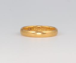 A 22ct yellow gold wedding band 2.8 grams, size K