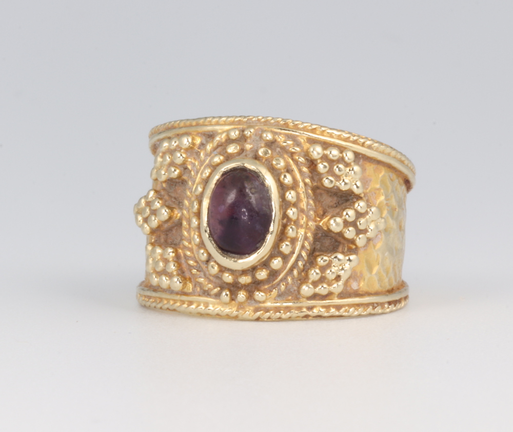 A yellow metal 585 cabochon amethyst set ring 5.8 grams, size K