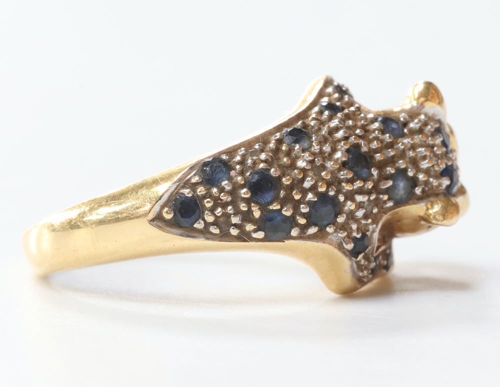 An 18ct yellow gold diamond and sapphire set leopard ring 4.4 grams, size J - Image 6 of 8