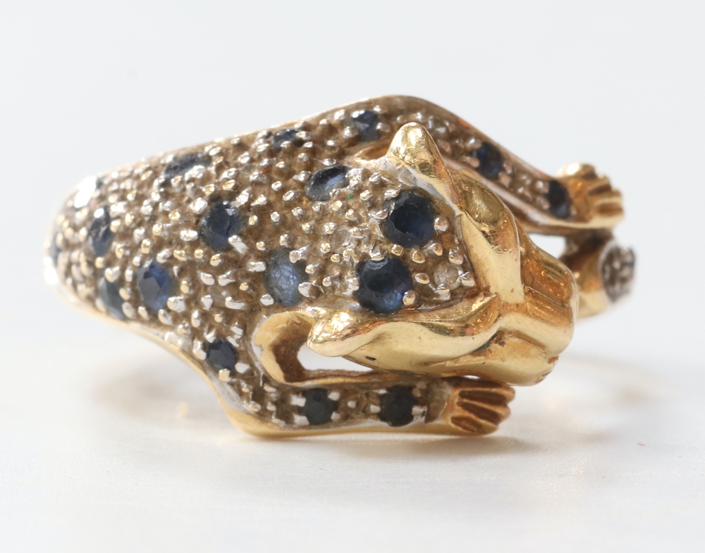 An 18ct yellow gold diamond and sapphire set leopard ring 4.4 grams, size J - Image 3 of 8