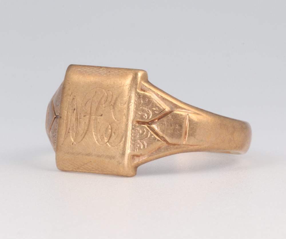 A gentleman's 9ct yellow gold signet ring with engraved monogram 4.5 grams, size V