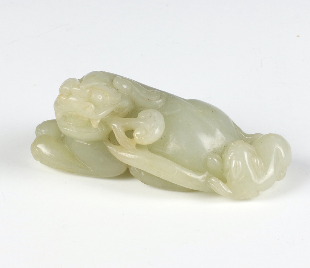 A hardstone figure of a reclining Shi Shi 10cm