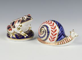 A Royal Crown Derby Imari pattern paperweight in the form of a snail 11cm, a ditto frog 8cm (no