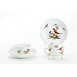 A PAIR OF MID 18TH CENTURY MEISSEN PORCELAIN ORNOTHOLOGICAL CUPS & SAUCERS,