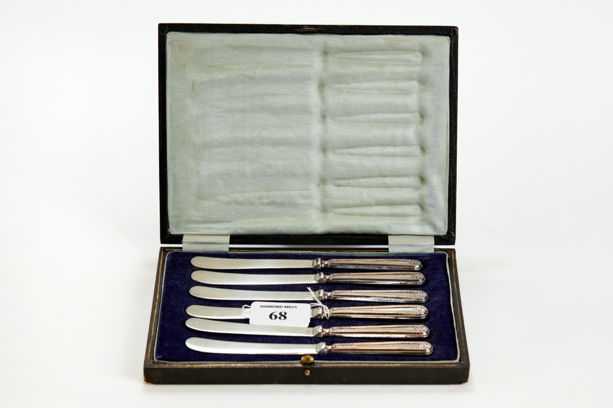 A SET OF SIX GEORGE V SILVER-HANDLED TEA KNIVES, maker: WY, Sheffield 1917, boxed. £20-£30.