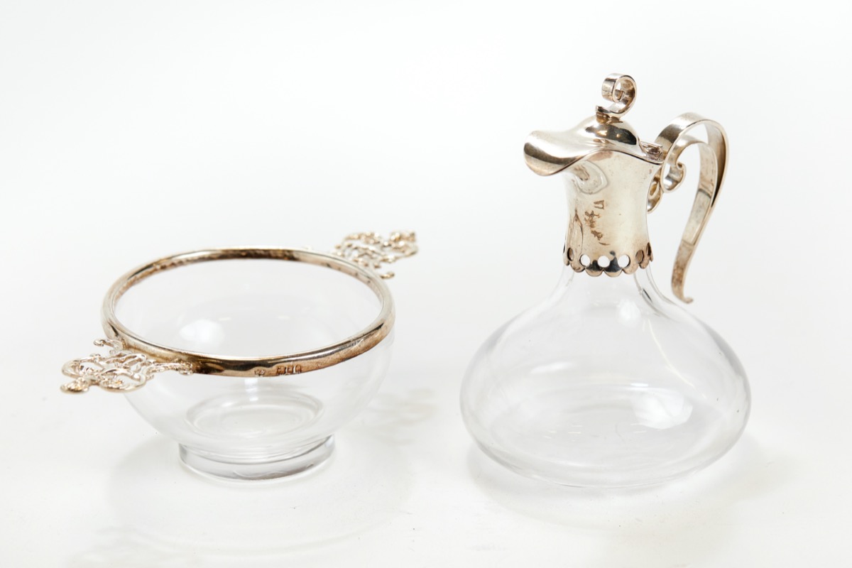 A LATE VICTORIAN SILVER-MOUNTED GLASS OIL/VINEGAR BOTTLE with hinged lid & scroll handle, maker: FE.