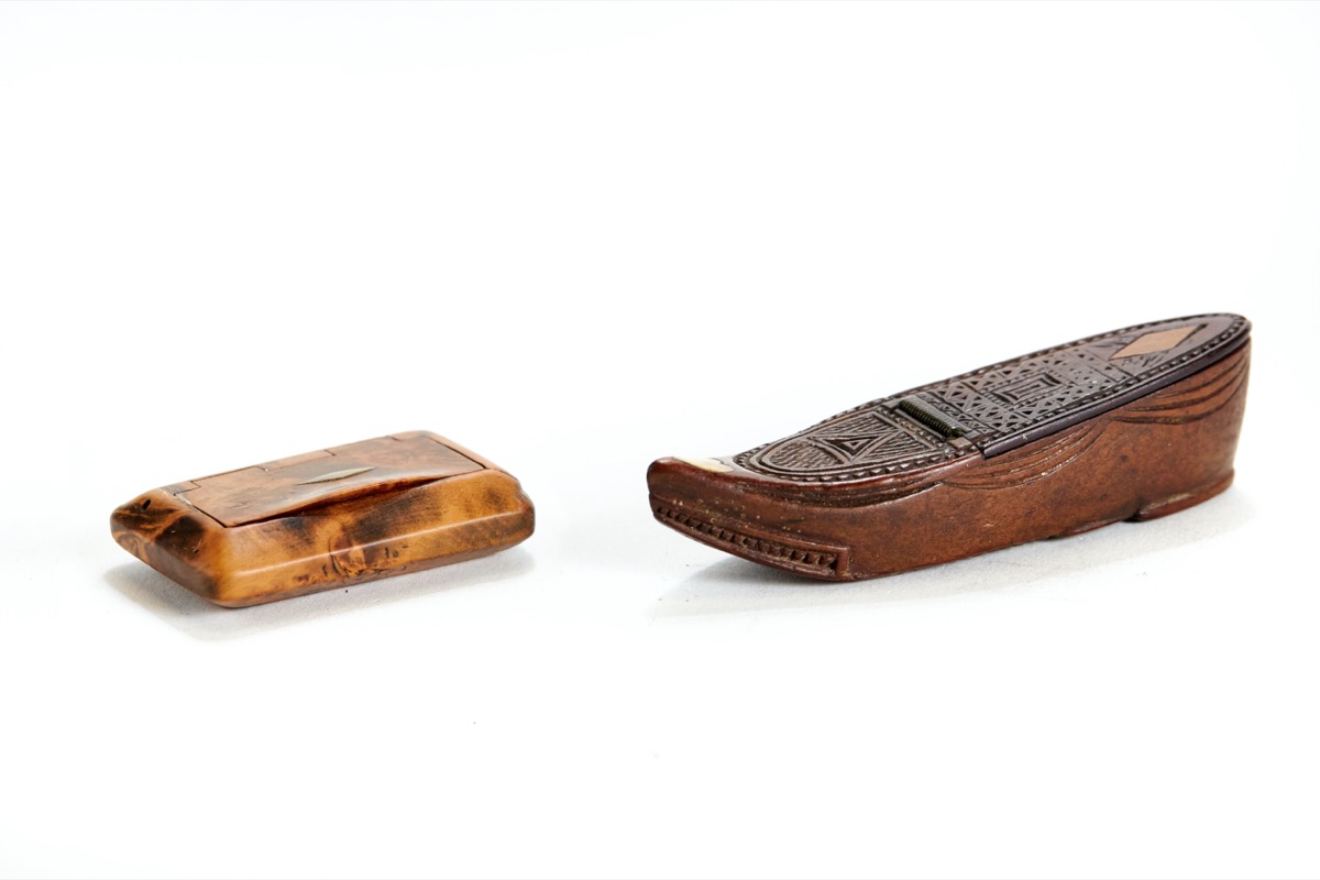 AN EARLY 19TH CENTURY CARVED WOODEN SHOE FORM SNUFF BOX with nicely carved design and heart/diamond