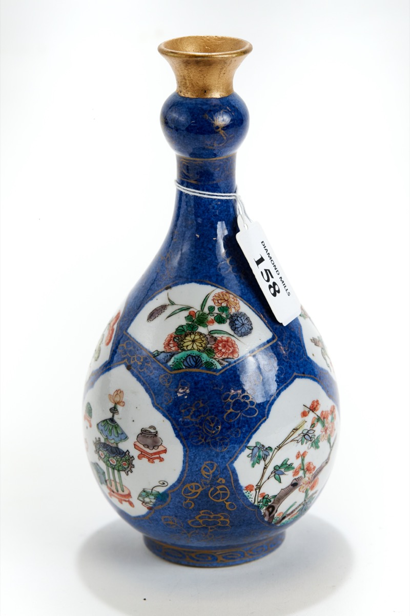 AN 18TH/19TH CENTURY CHINESE PORCELAIN BOTTLE VASE,