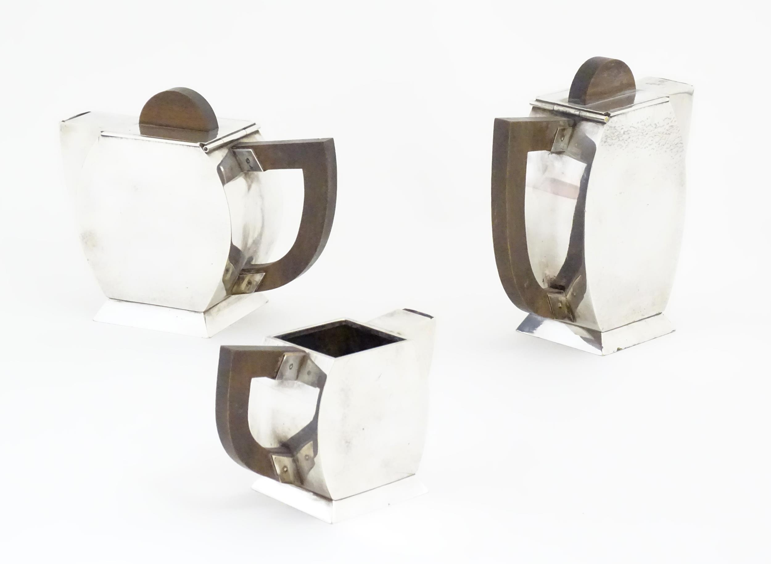 An Art Deco three piece silver plate tea set with hammered decoration and wooden handles, comprising - Image 3 of 7