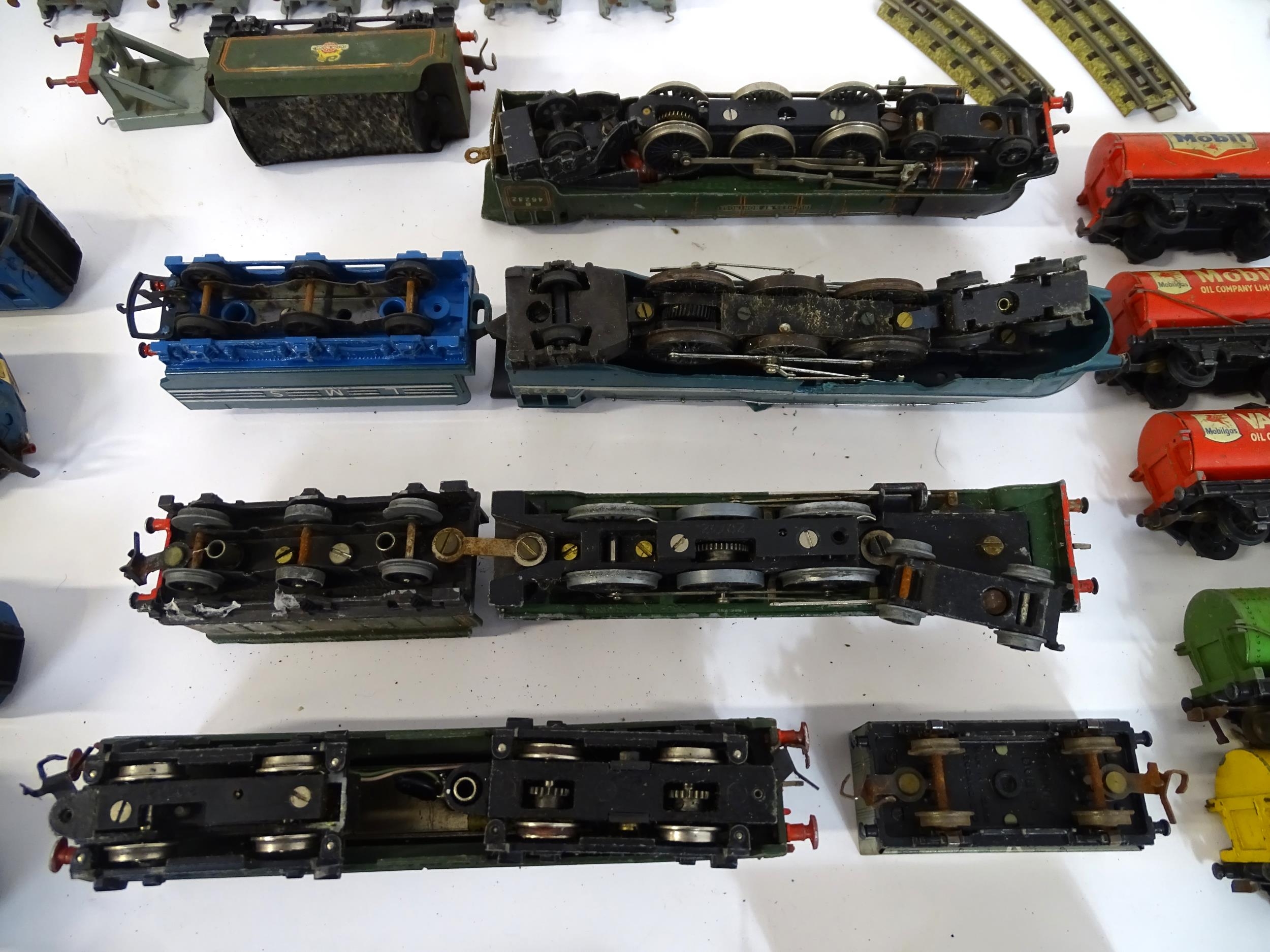 Toys: A large quantity of Hornby Dublo OO Gauge model railway, to include train tracks, - Image 23 of 28