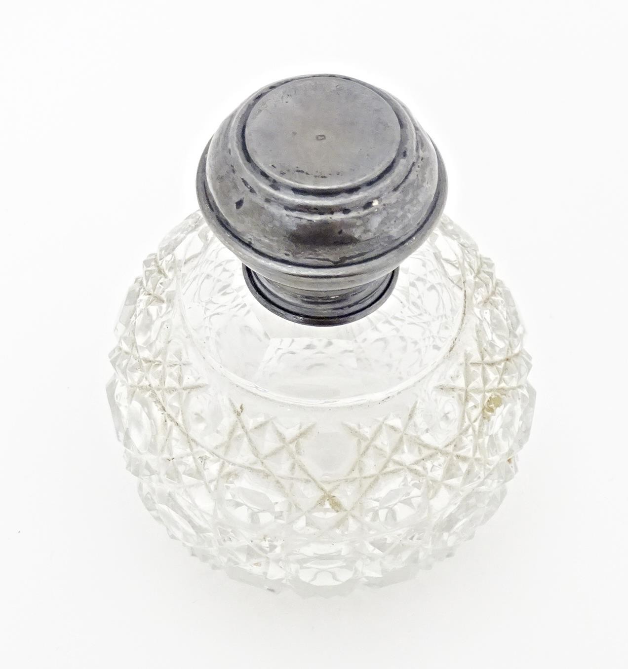 A cut glass scent / perfume bottle with silver top, hallmarked Birmingham 1919. Approx. 3 1/2" - Image 6 of 6