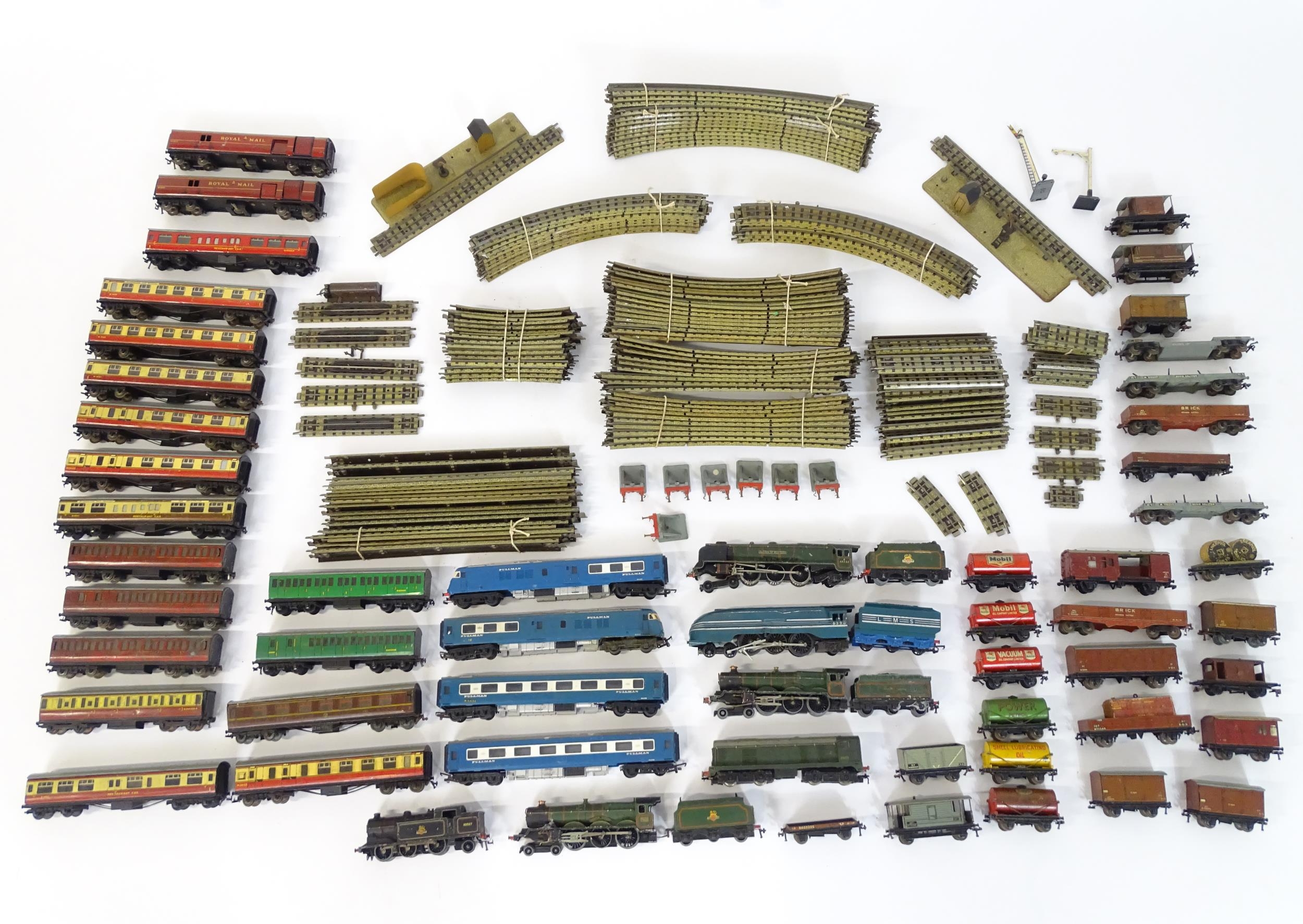 Toys: A large quantity of Hornby Dublo OO Gauge model railway, to include train tracks,