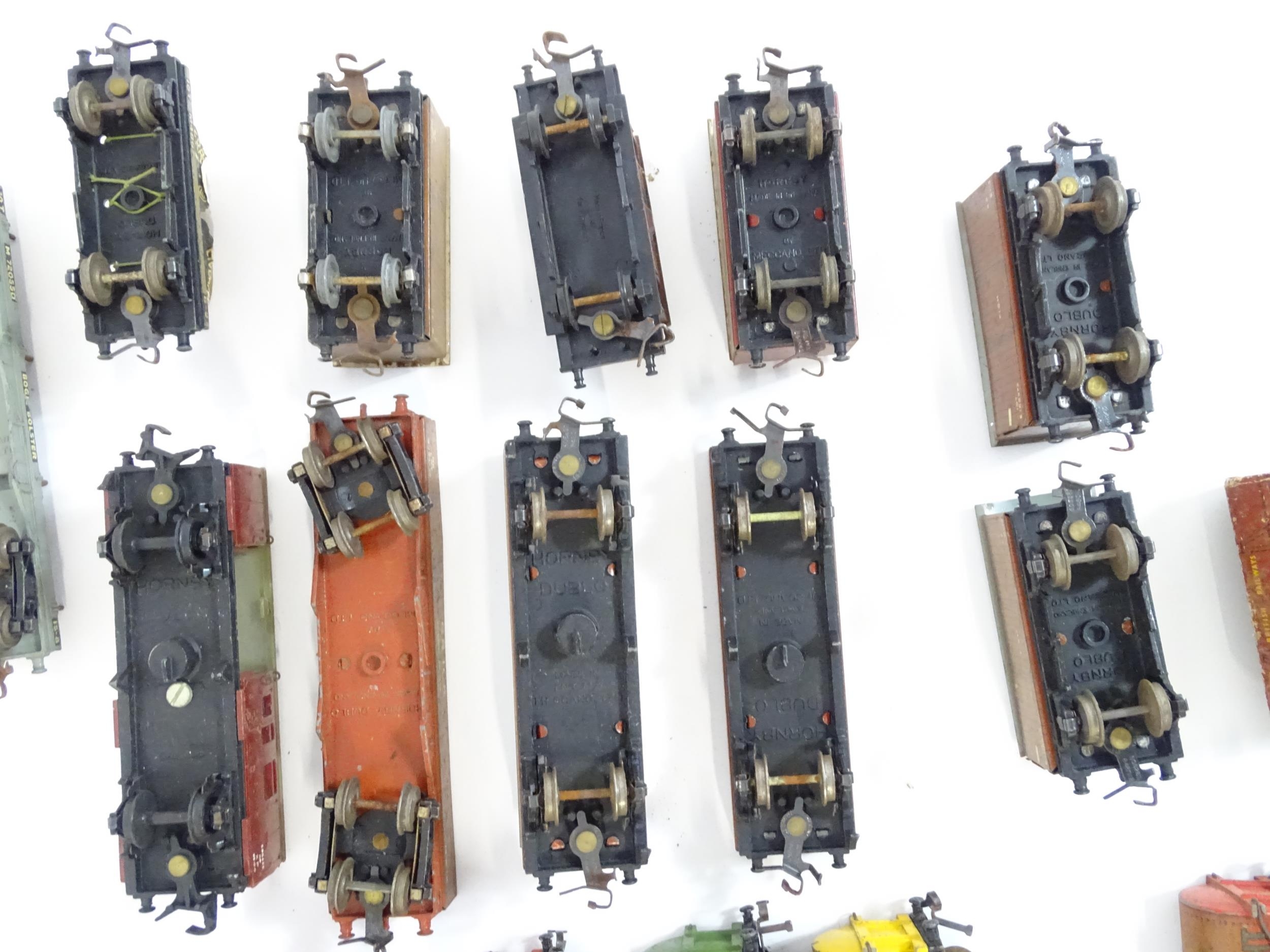 Toys: A large quantity of Hornby Dublo OO Gauge model railway, to include train tracks, - Image 21 of 28