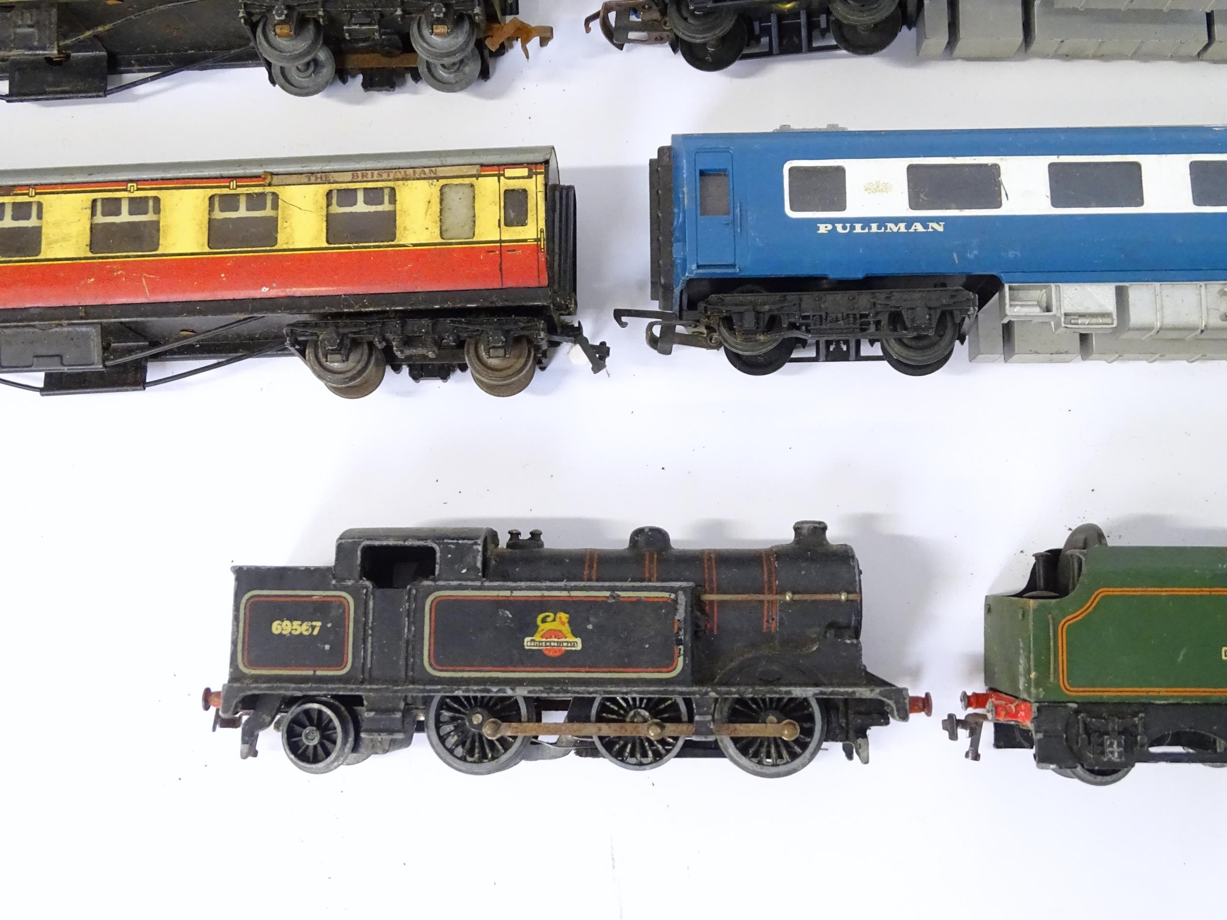 Toys: A large quantity of Hornby Dublo OO Gauge model railway, to include train tracks, - Image 15 of 28