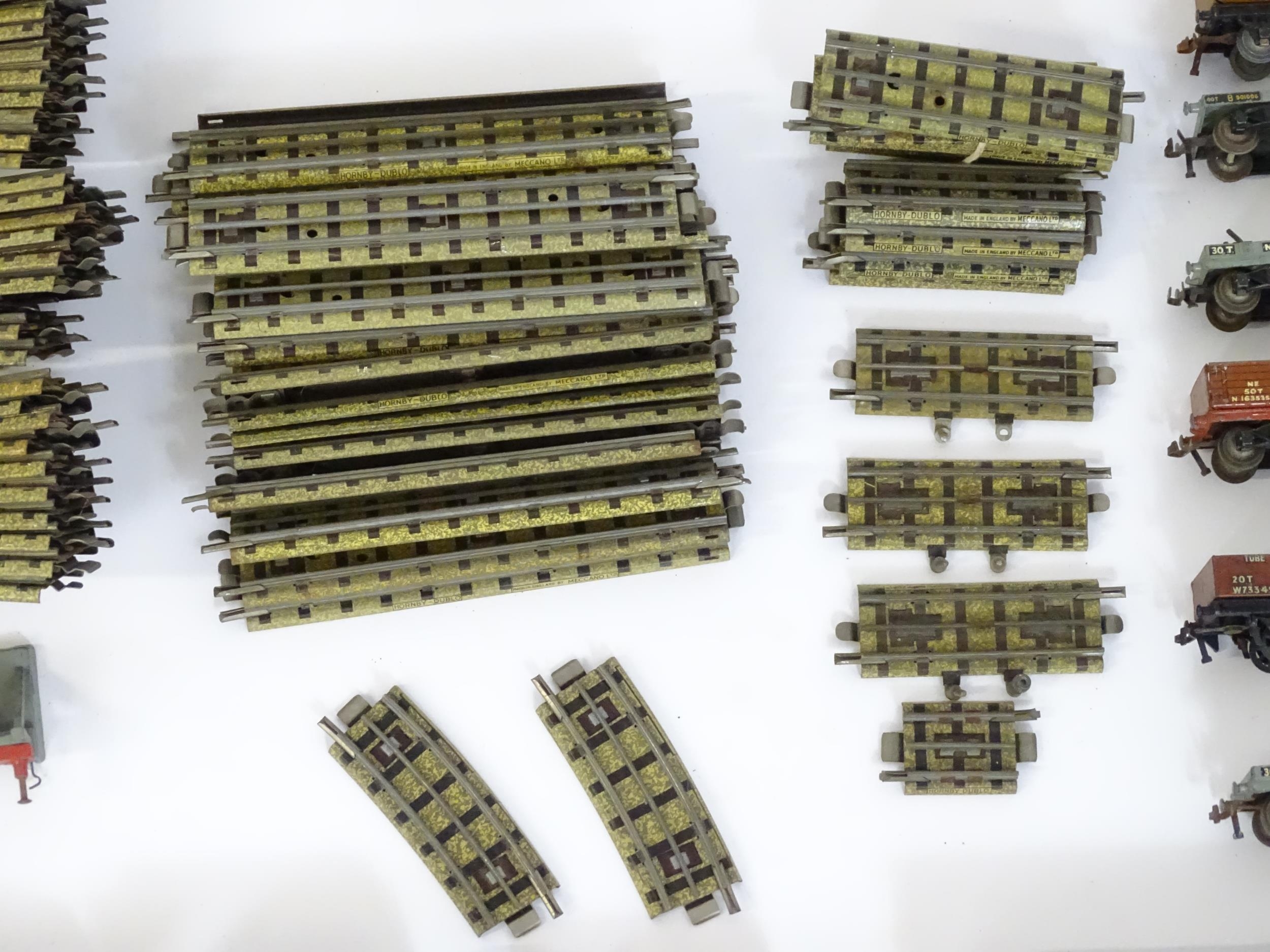 Toys: A large quantity of Hornby Dublo OO Gauge model railway, to include train tracks, - Image 6 of 28