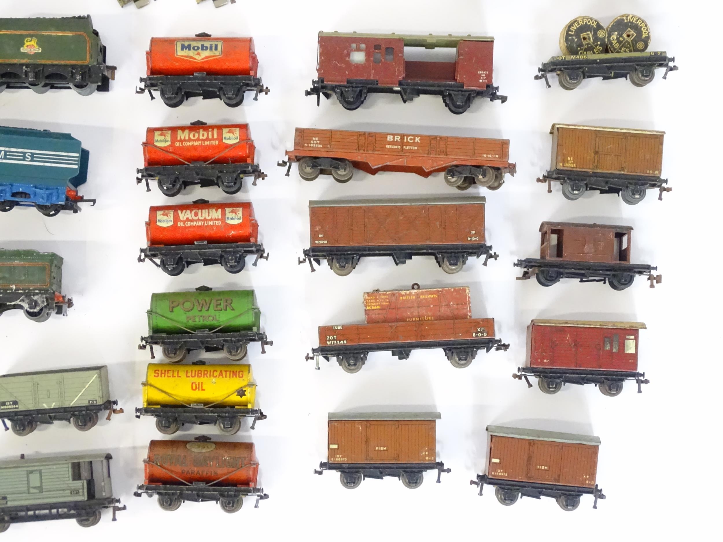 Toys: A large quantity of Hornby Dublo OO Gauge model railway, to include train tracks, - Image 11 of 28