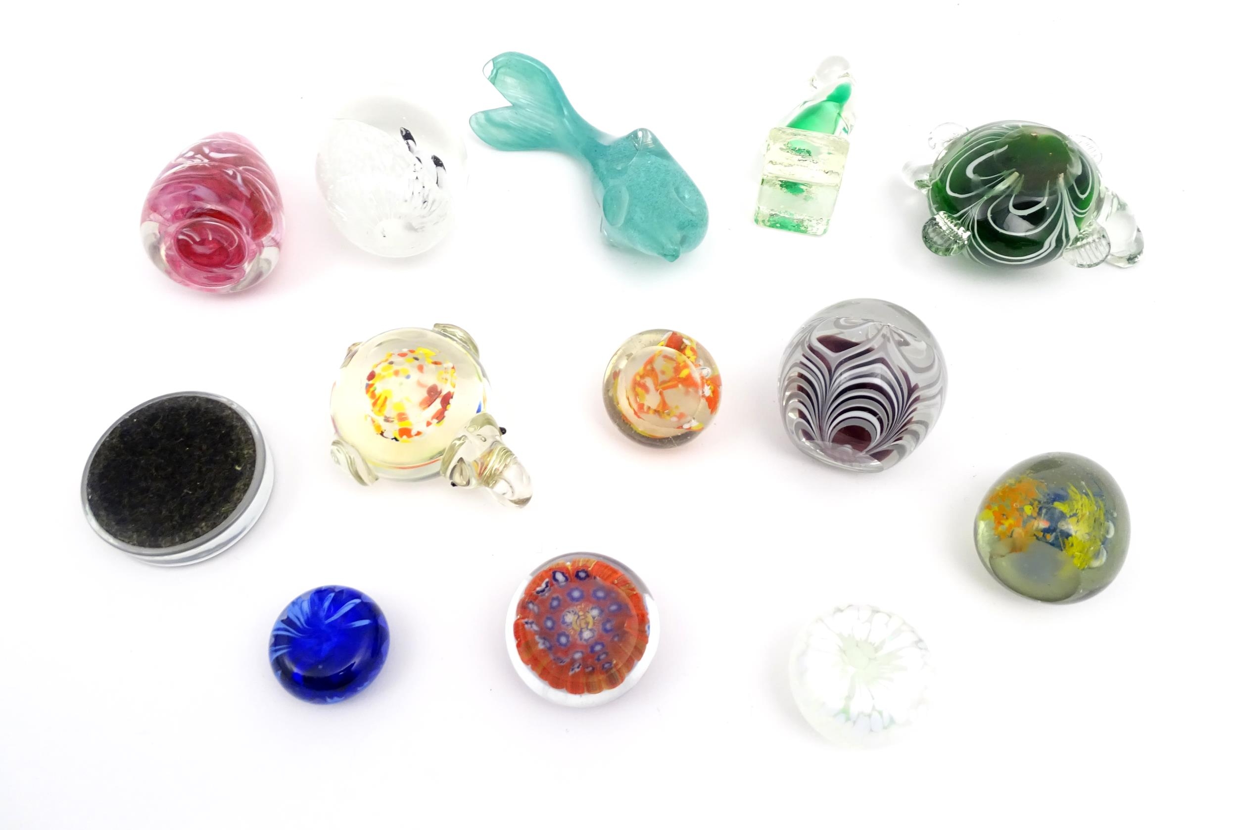 A quantity of assorted art glass paperweights and models to include examples by Wedgwood, Murano - Image 10 of 10