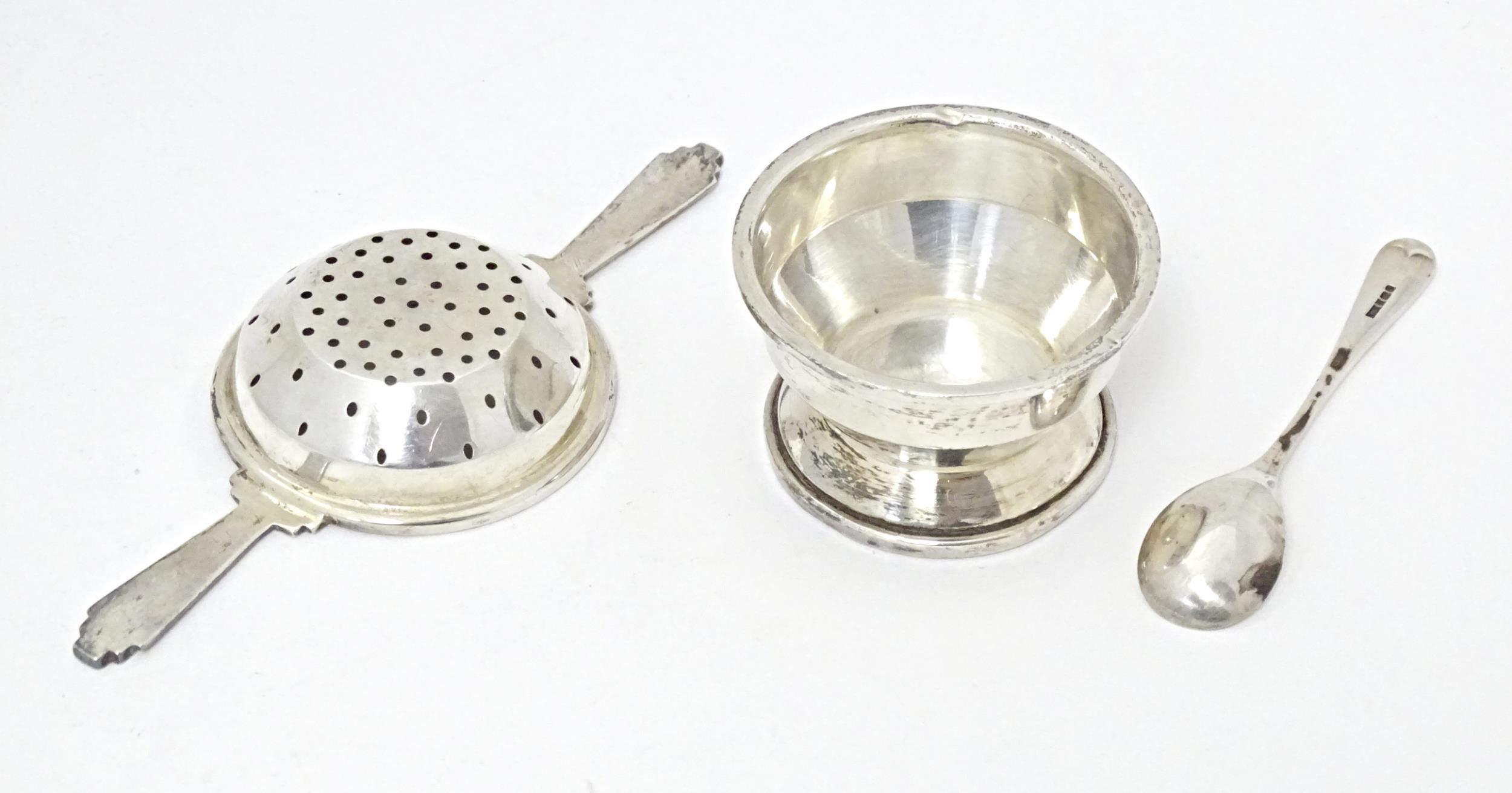 An Art Deco style silver twin handled tea / lemon strainer with stand hallmarked Birmingham 1960, - Image 7 of 7