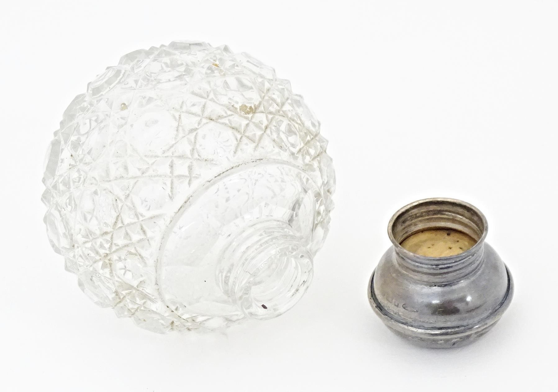 A cut glass scent / perfume bottle with silver top, hallmarked Birmingham 1919. Approx. 3 1/2" - Image 4 of 6