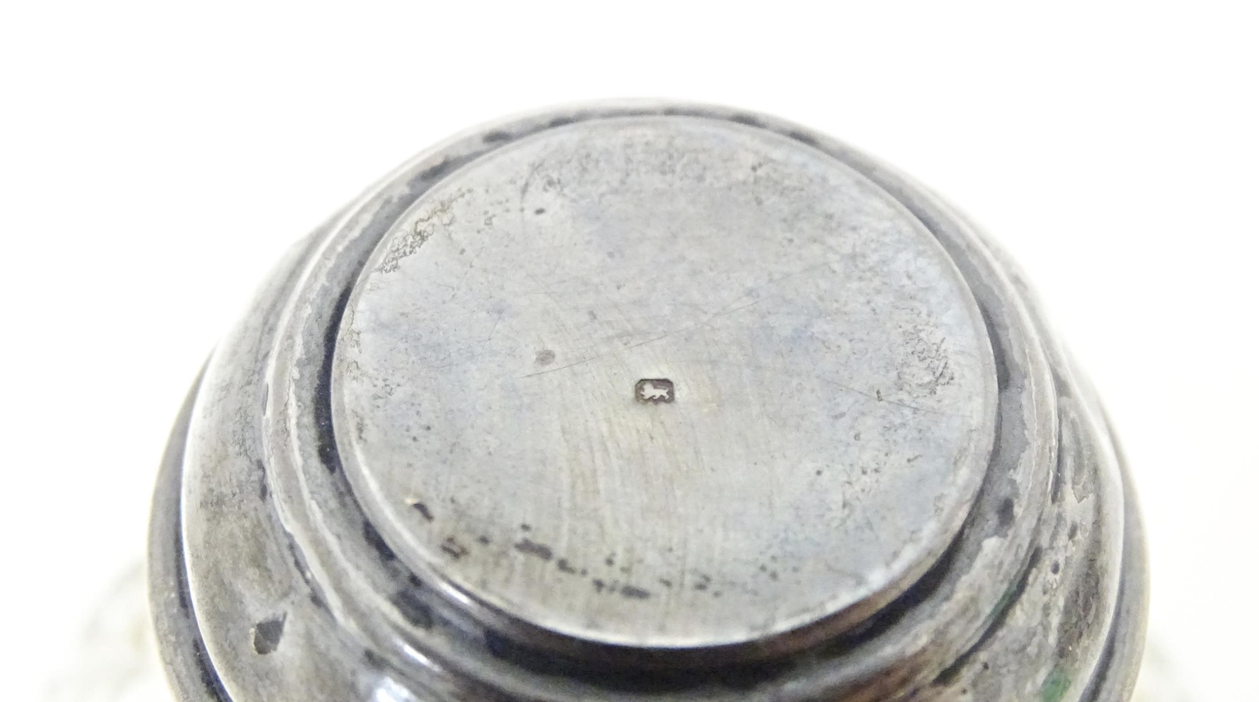 A cut glass scent / perfume bottle with silver top, hallmarked Birmingham 1919. Approx. 3 1/2" - Image 5 of 6