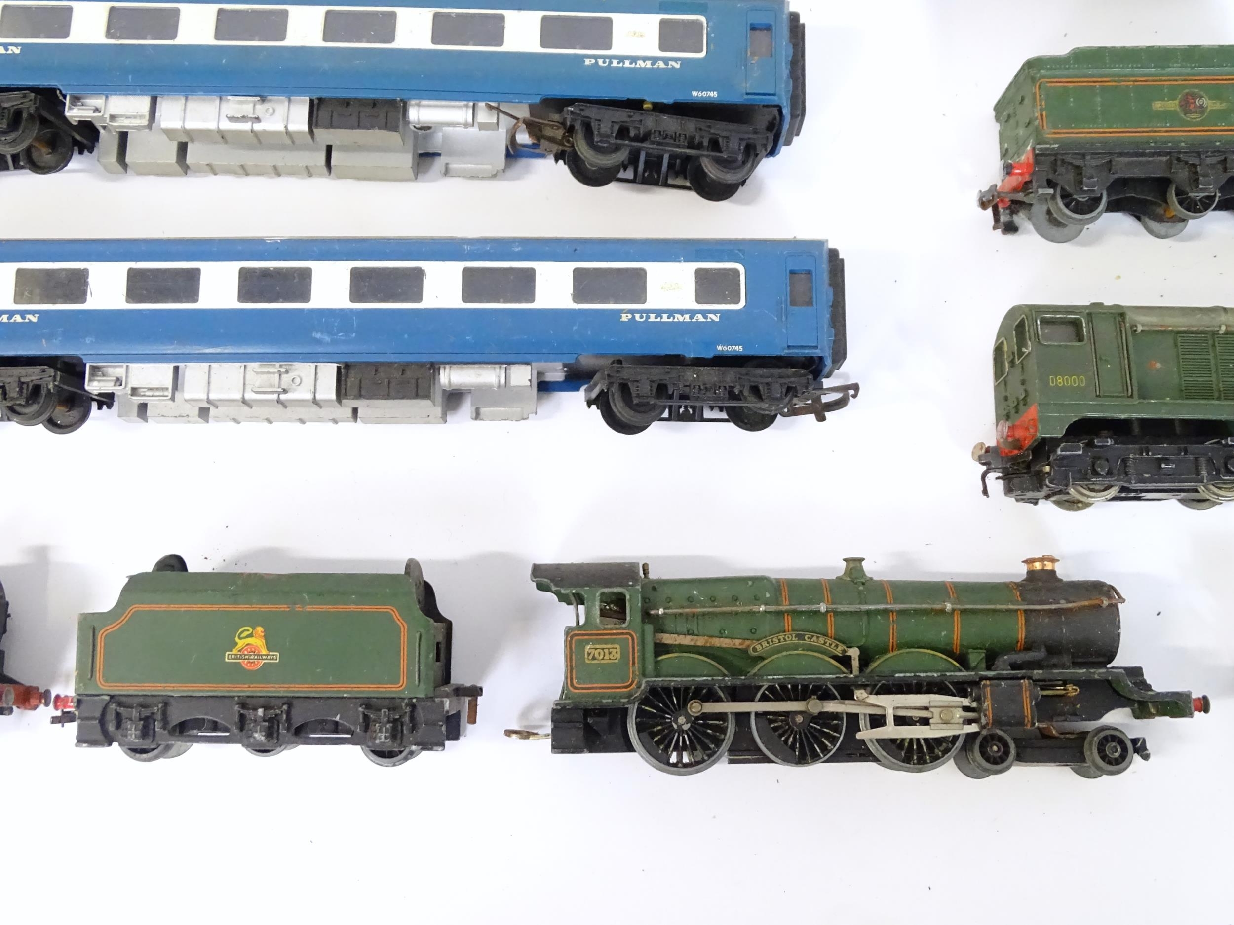 Toys: A large quantity of Hornby Dublo OO Gauge model railway, to include train tracks, - Image 14 of 28