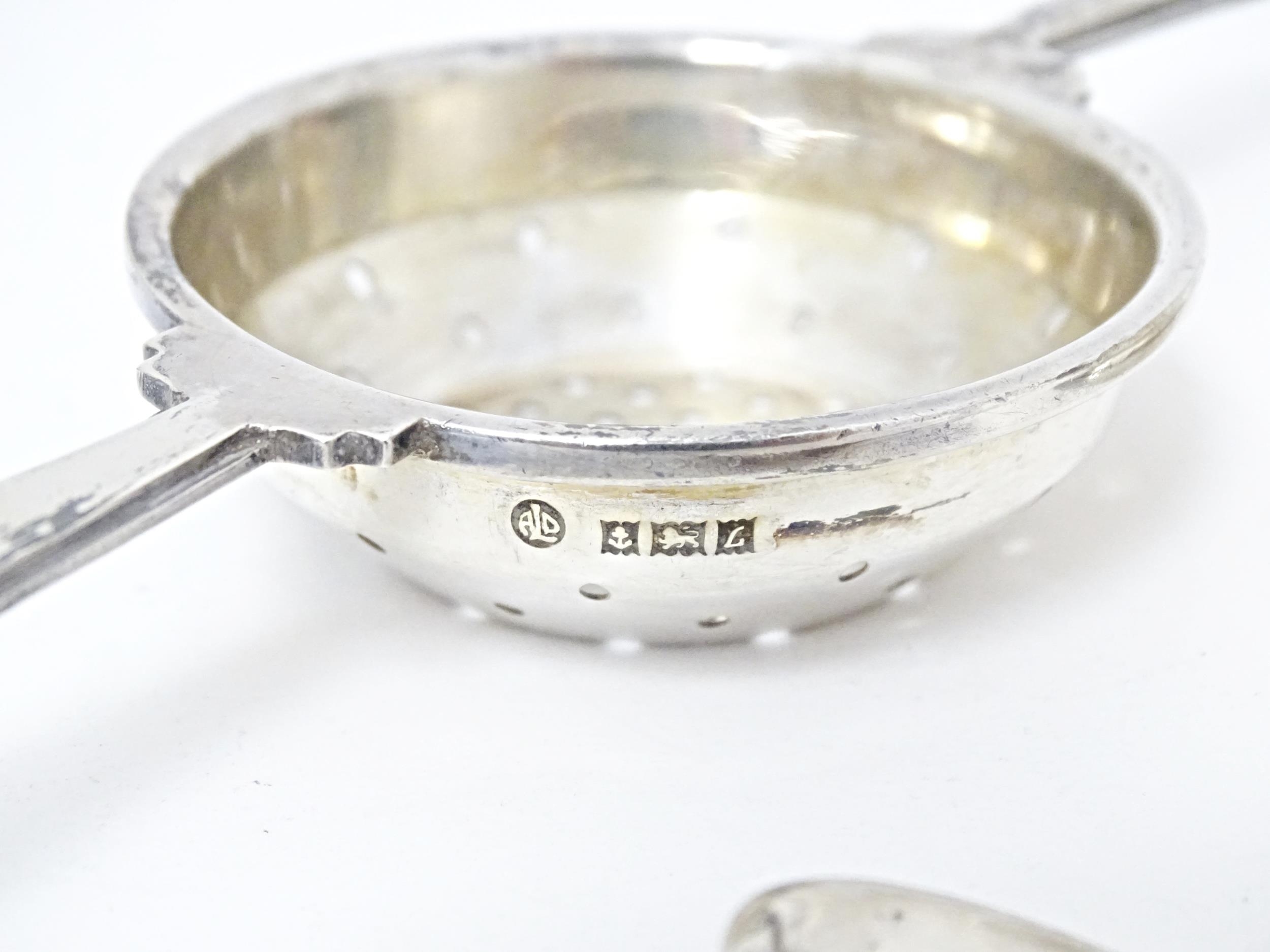 An Art Deco style silver twin handled tea / lemon strainer with stand hallmarked Birmingham 1960, - Image 5 of 7