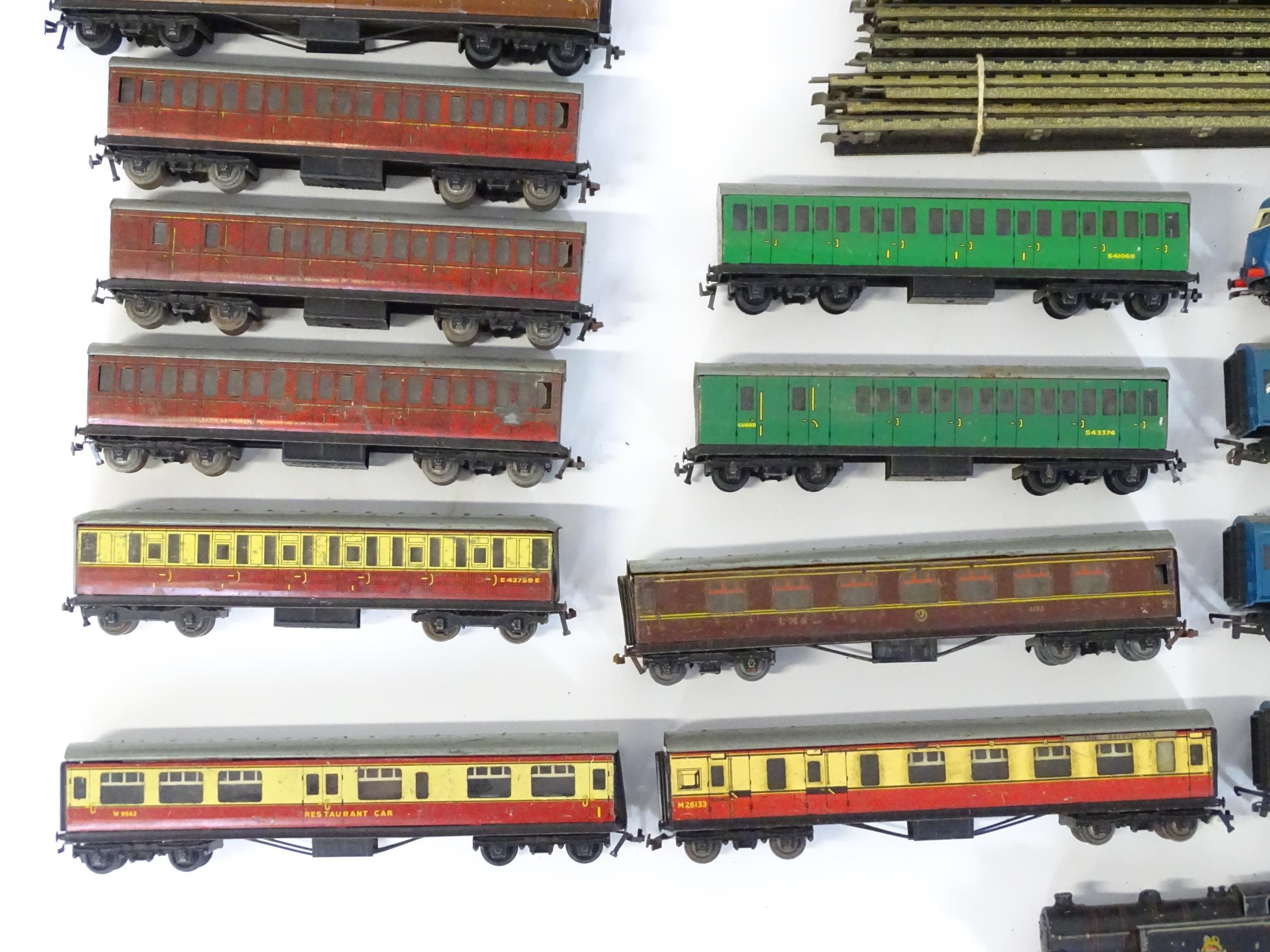 Toys: A large quantity of Hornby Dublo OO Gauge model railway, to include train tracks, - Image 8 of 28