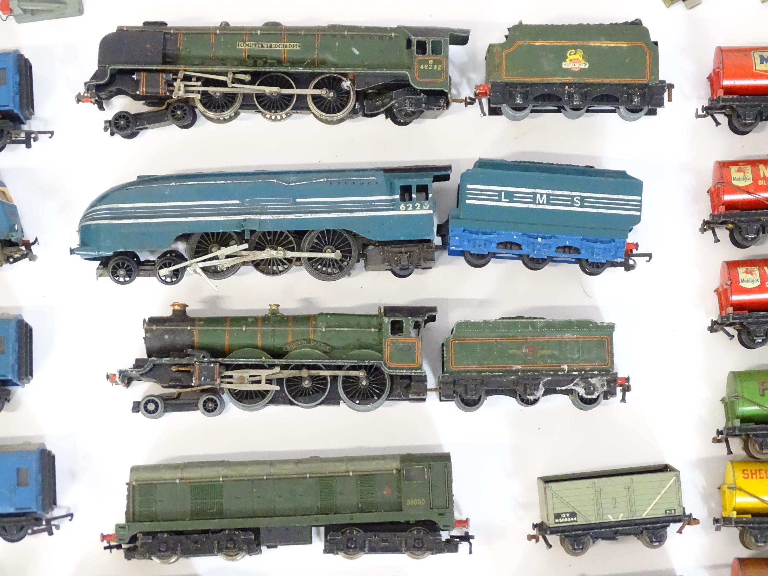 Toys: A large quantity of Hornby Dublo OO Gauge model railway, to include train tracks, - Image 10 of 28