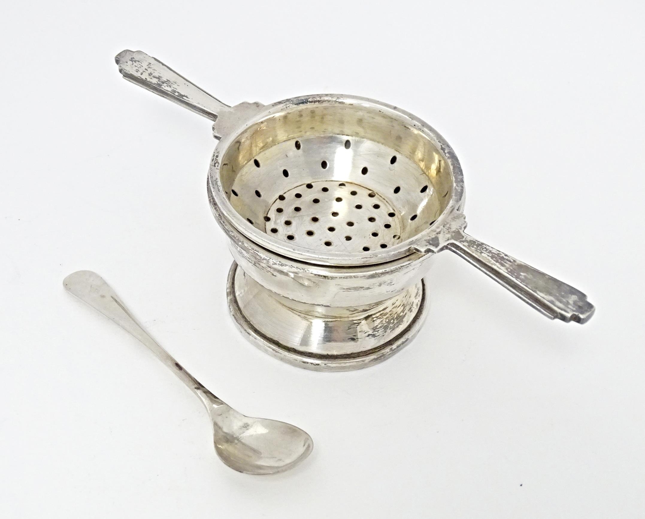 An Art Deco style silver twin handled tea / lemon strainer with stand hallmarked Birmingham 1960, - Image 3 of 7