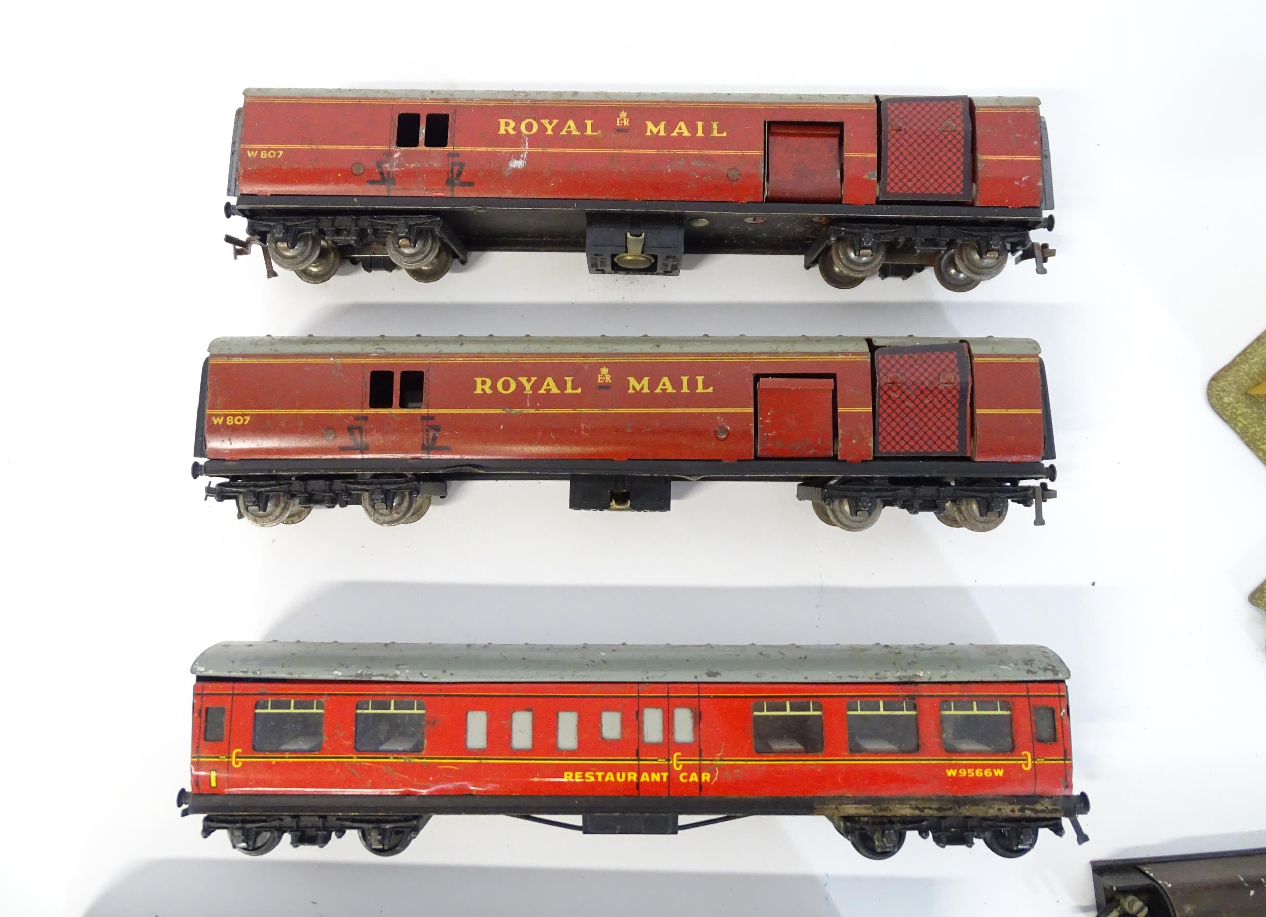 Toys: A large quantity of Hornby Dublo OO Gauge model railway, to include train tracks, - Image 25 of 28