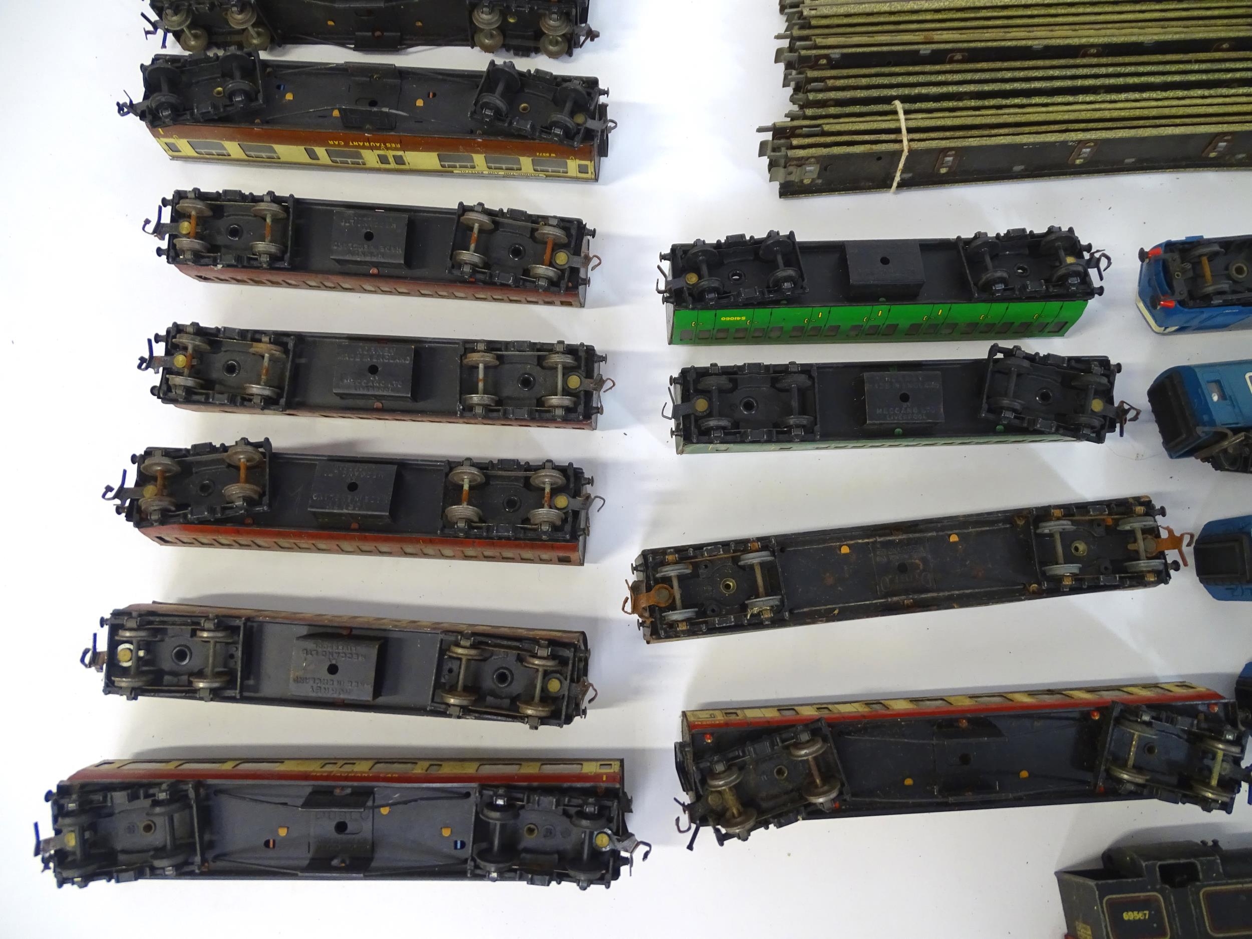 Toys: A large quantity of Hornby Dublo OO Gauge model railway, to include train tracks, - Image 22 of 28