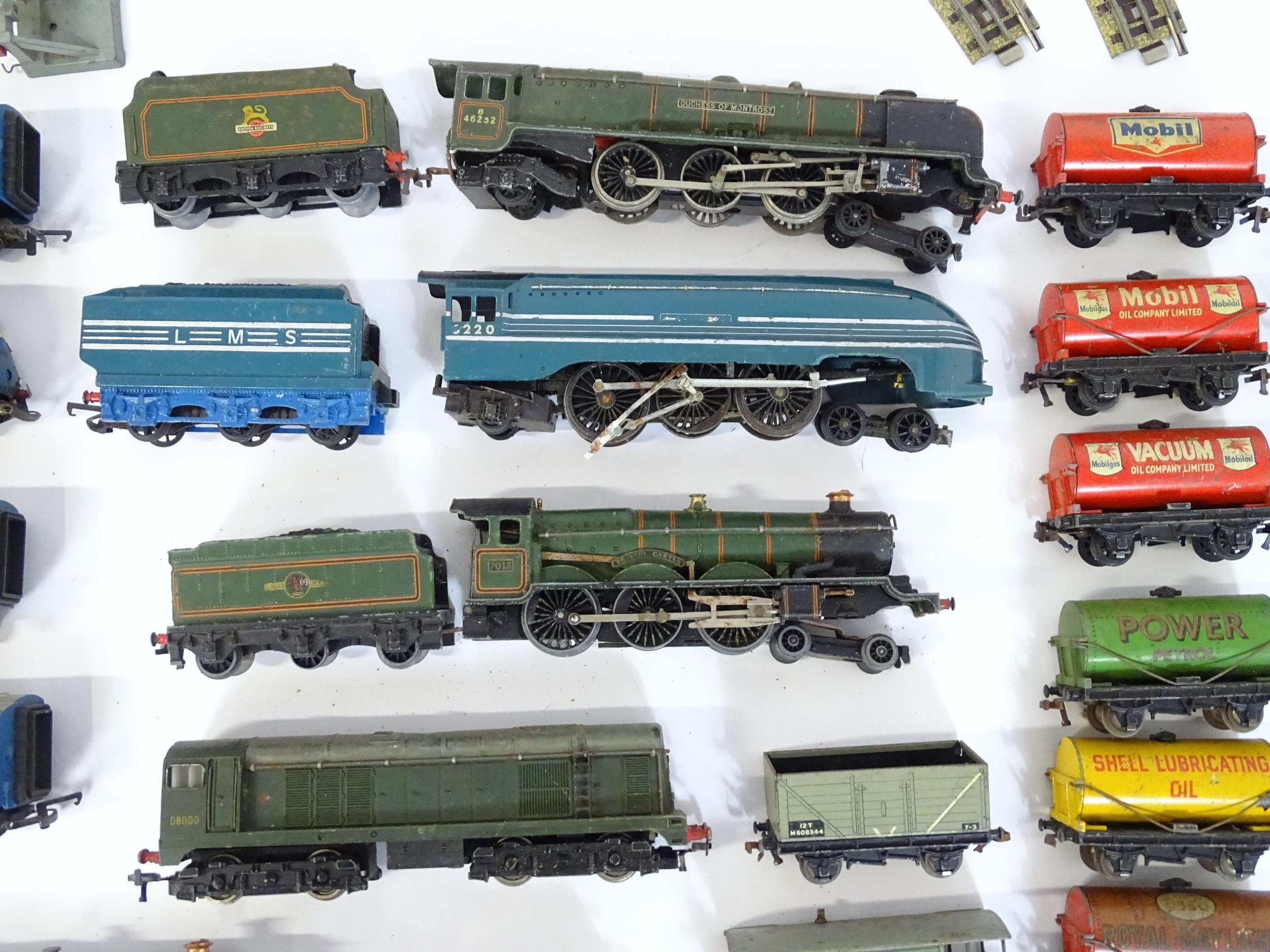 Toys: A large quantity of Hornby Dublo OO Gauge model railway, to include train tracks, - Image 13 of 28