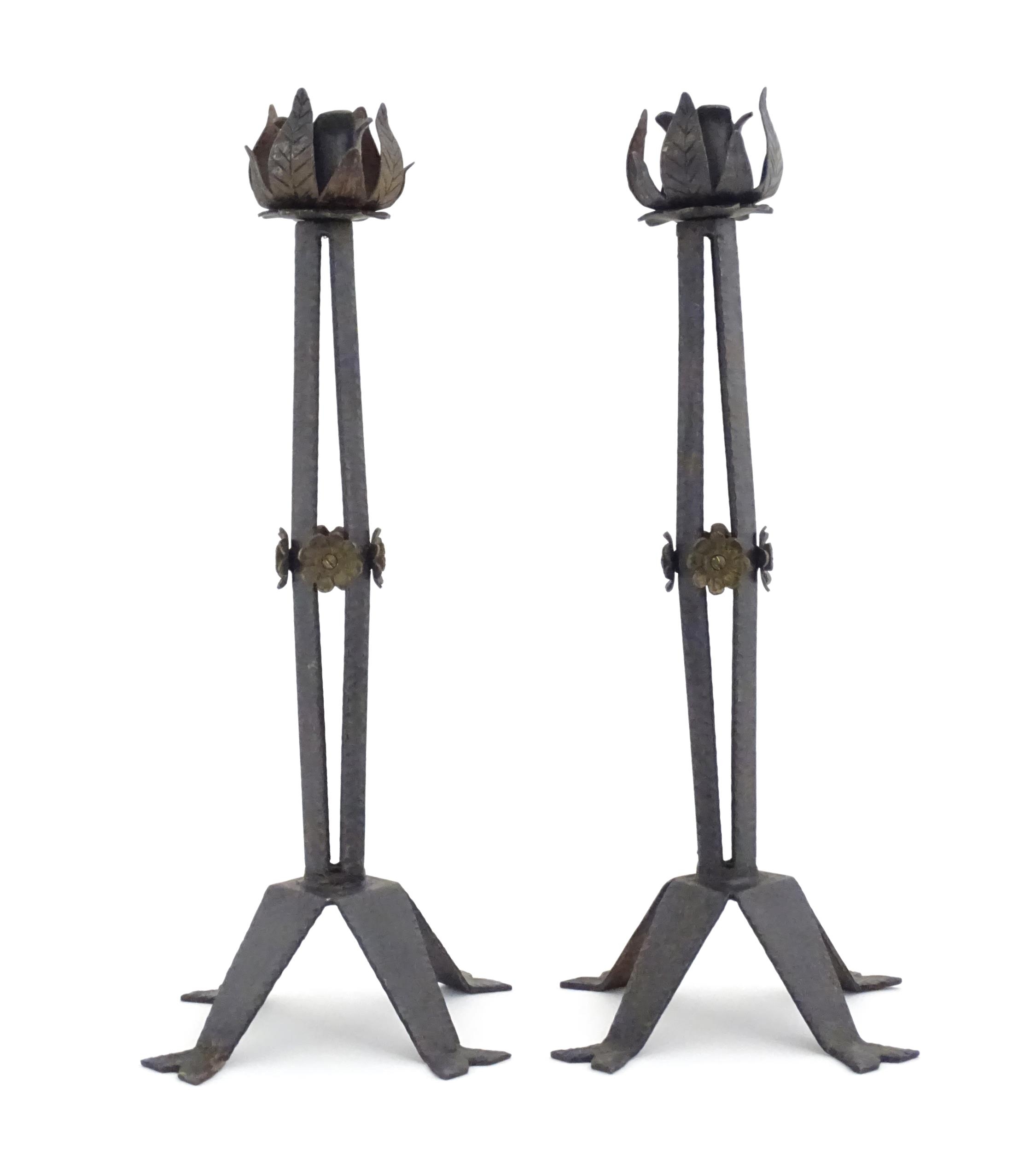 A pair of Arts & Crafts style wrought iron lamps with foliate detail to top and brass rosette detail - Image 5 of 9