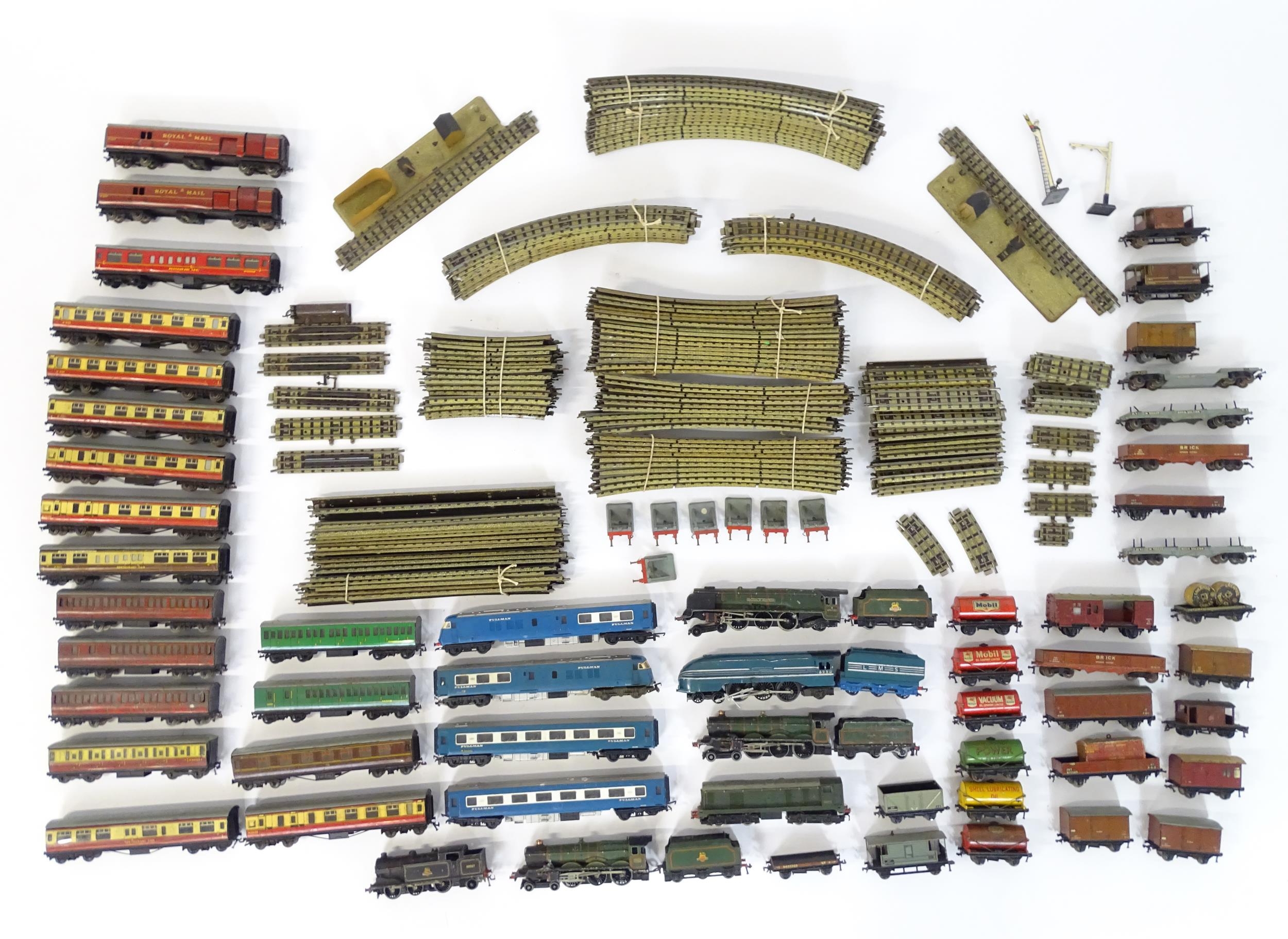 Toys: A large quantity of Hornby Dublo OO Gauge model railway, to include train tracks, - Image 3 of 28