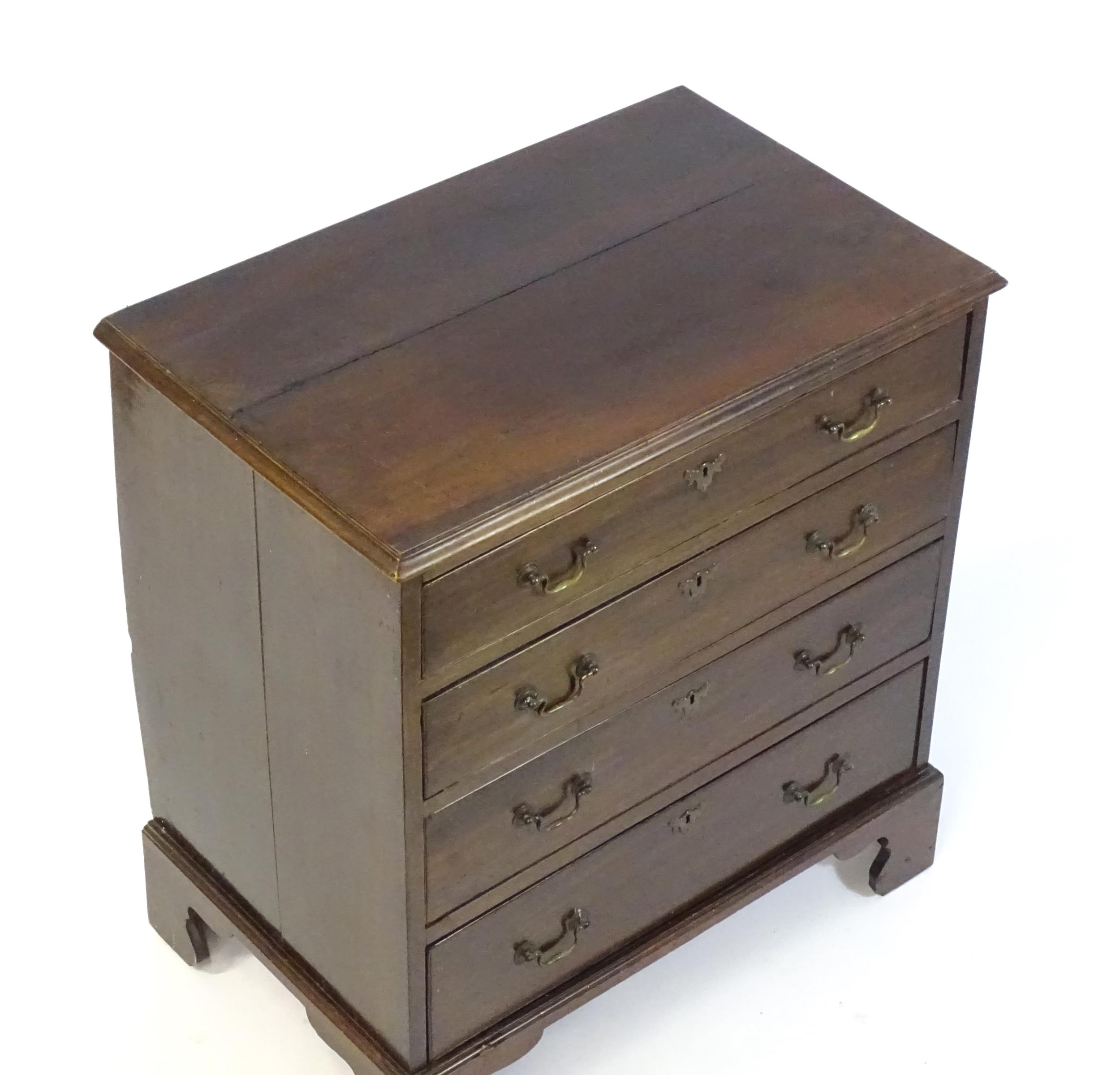 A late Georgian mahogany chest of drawers, having a rectangular moulded top above four long - Image 3 of 6