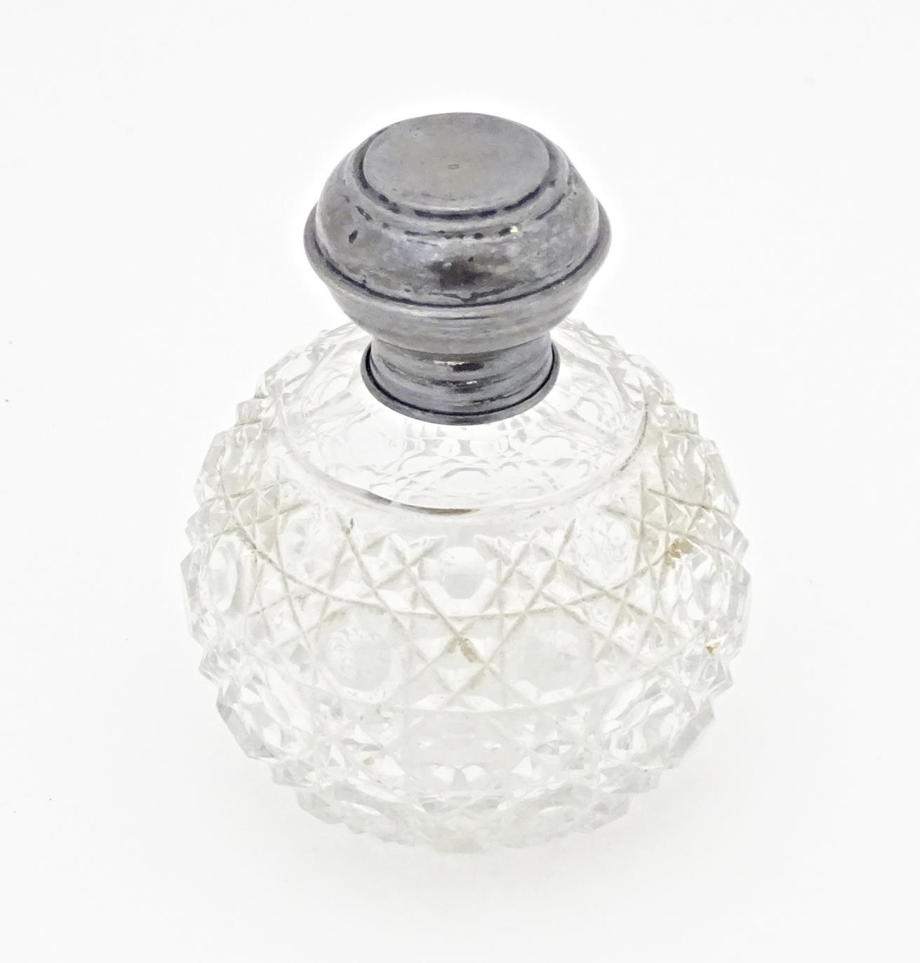 A cut glass scent / perfume bottle with silver top, hallmarked Birmingham 1919. Approx. 3 1/2" - Image 2 of 6