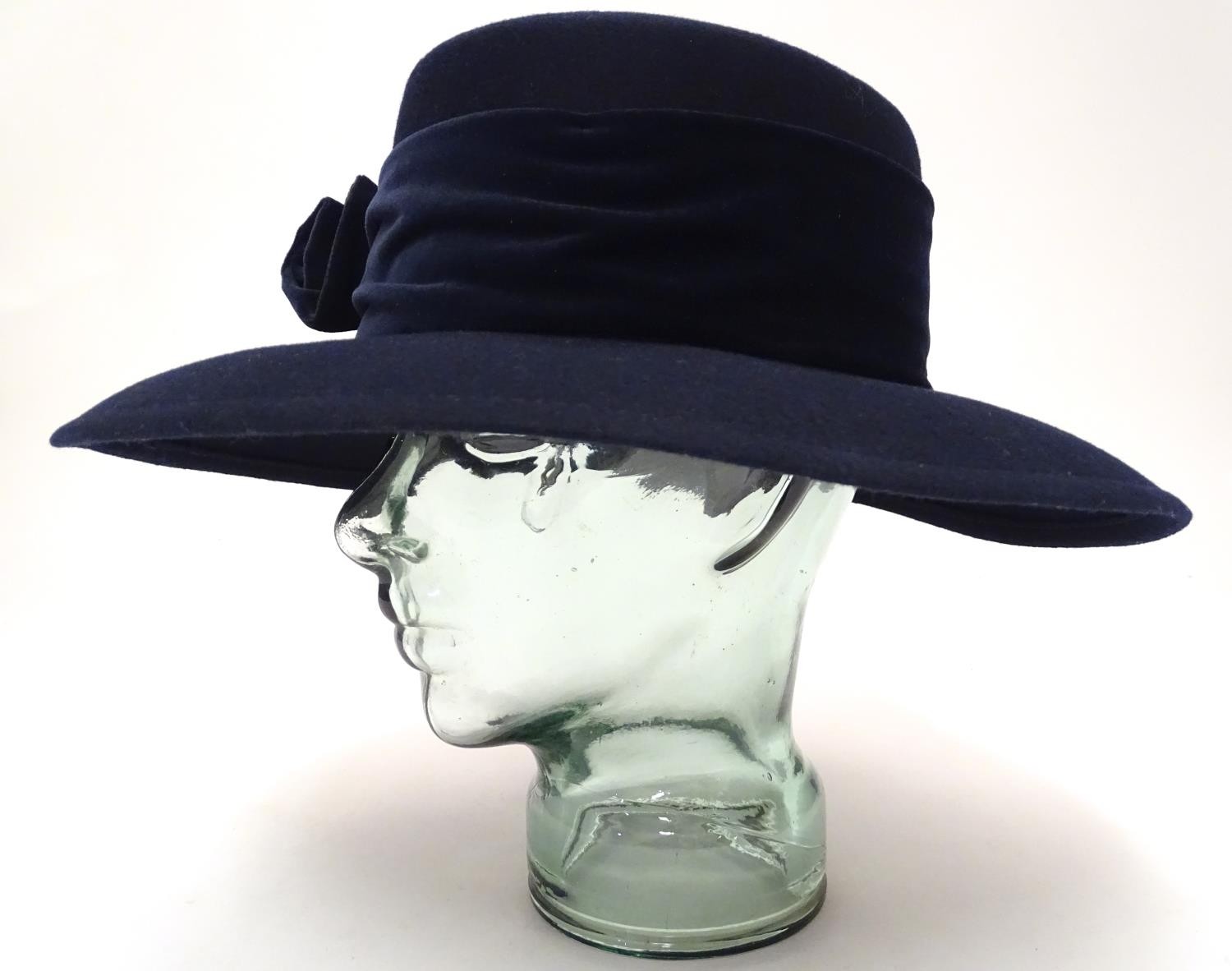 Vintage fashion and clothing: A ladies navy felt hat Please Note - we do not make reference to the - Image 4 of 6