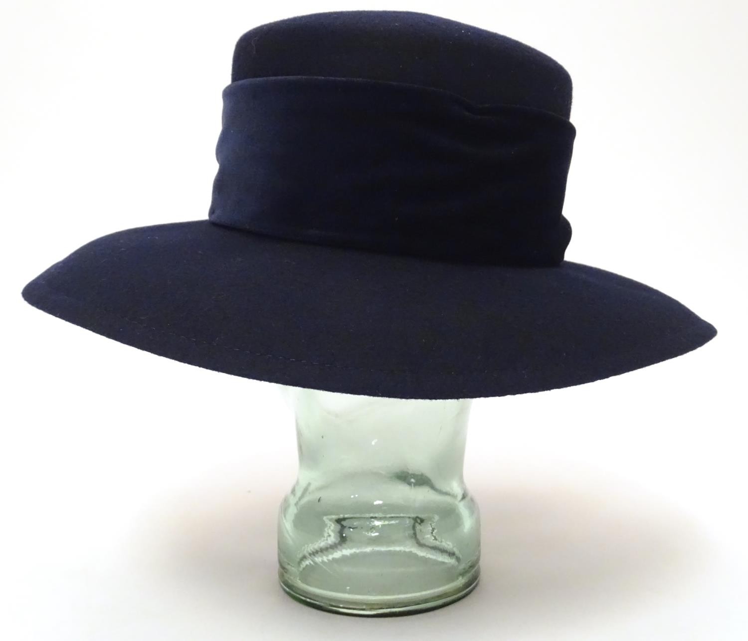 Vintage fashion and clothing: A ladies navy felt hat Please Note - we do not make reference to the - Image 5 of 6