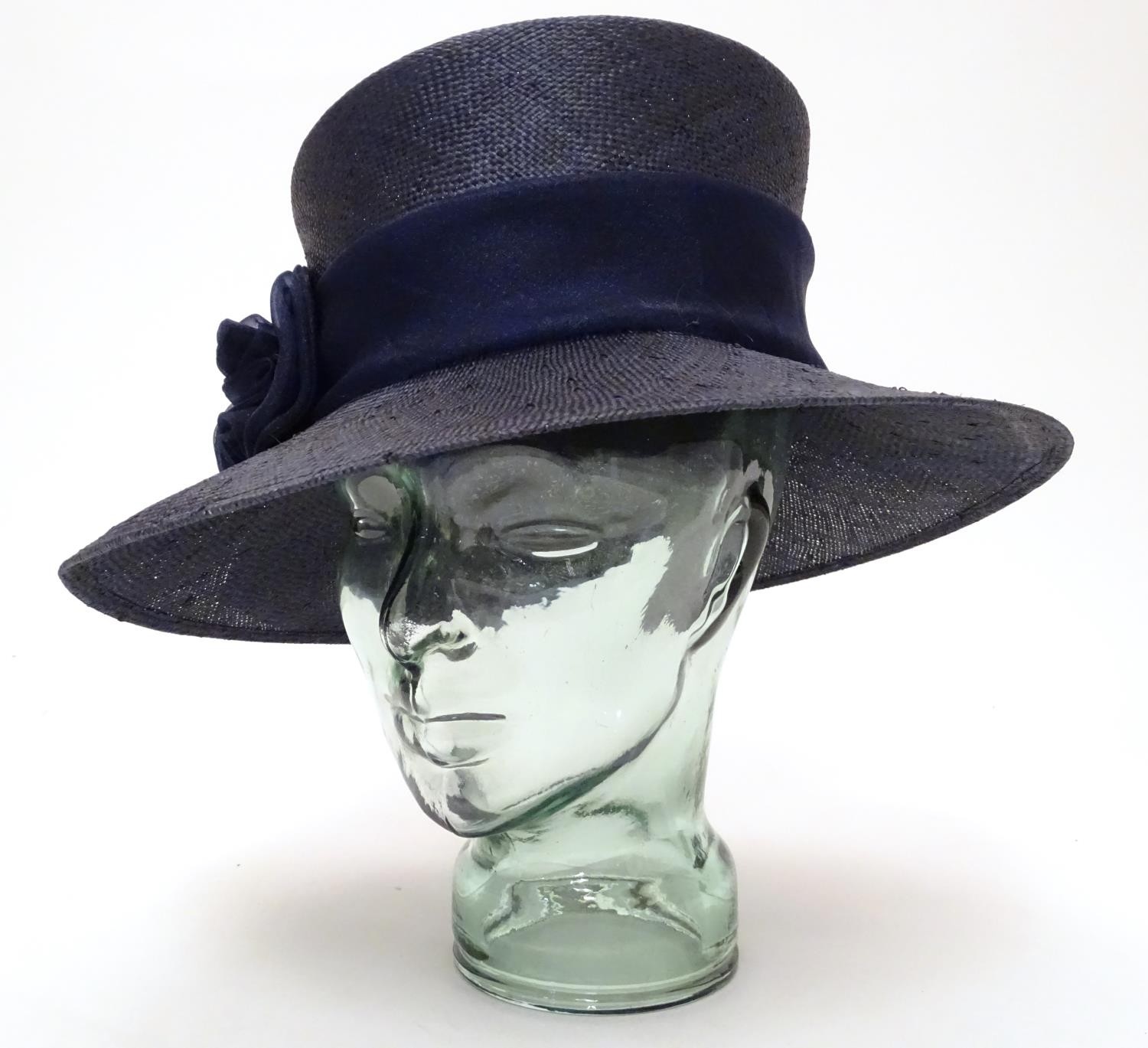 Vintage fashion and clothing: A ladies navy hat Please Note - we do not make reference to the - Image 2 of 7