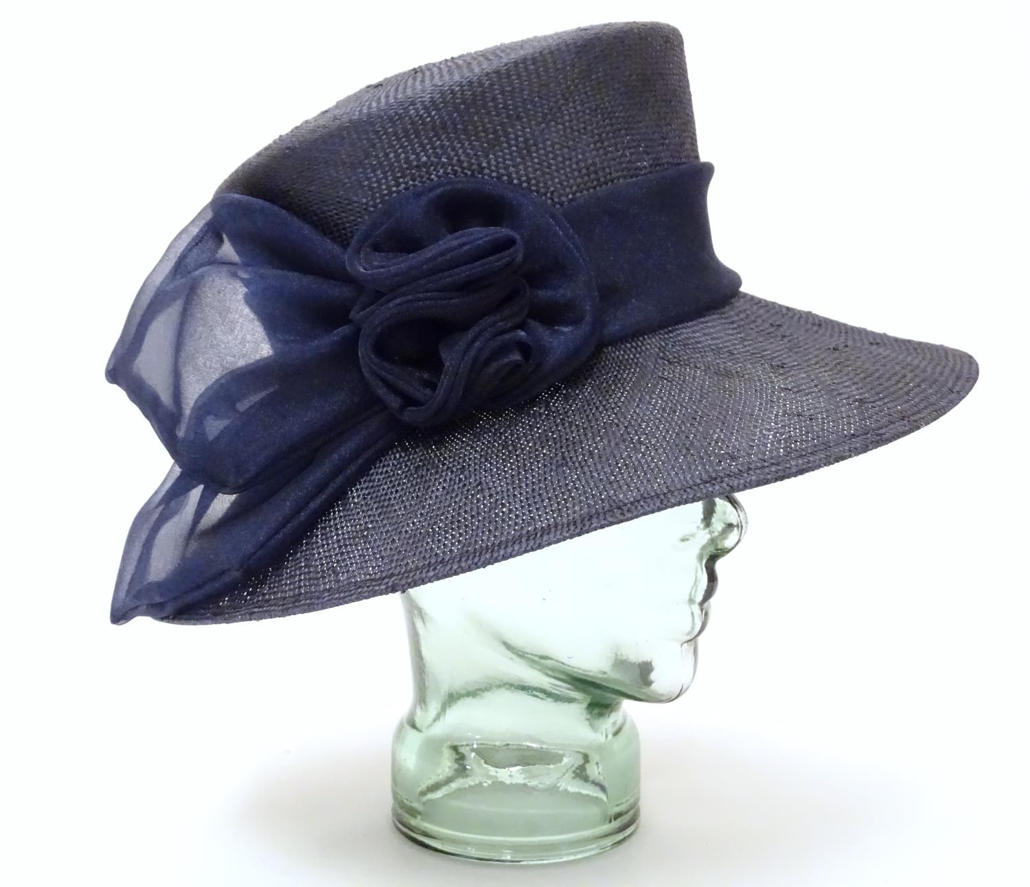 Vintage fashion and clothing: A ladies navy hat Please Note - we do not make reference to the - Image 3 of 7