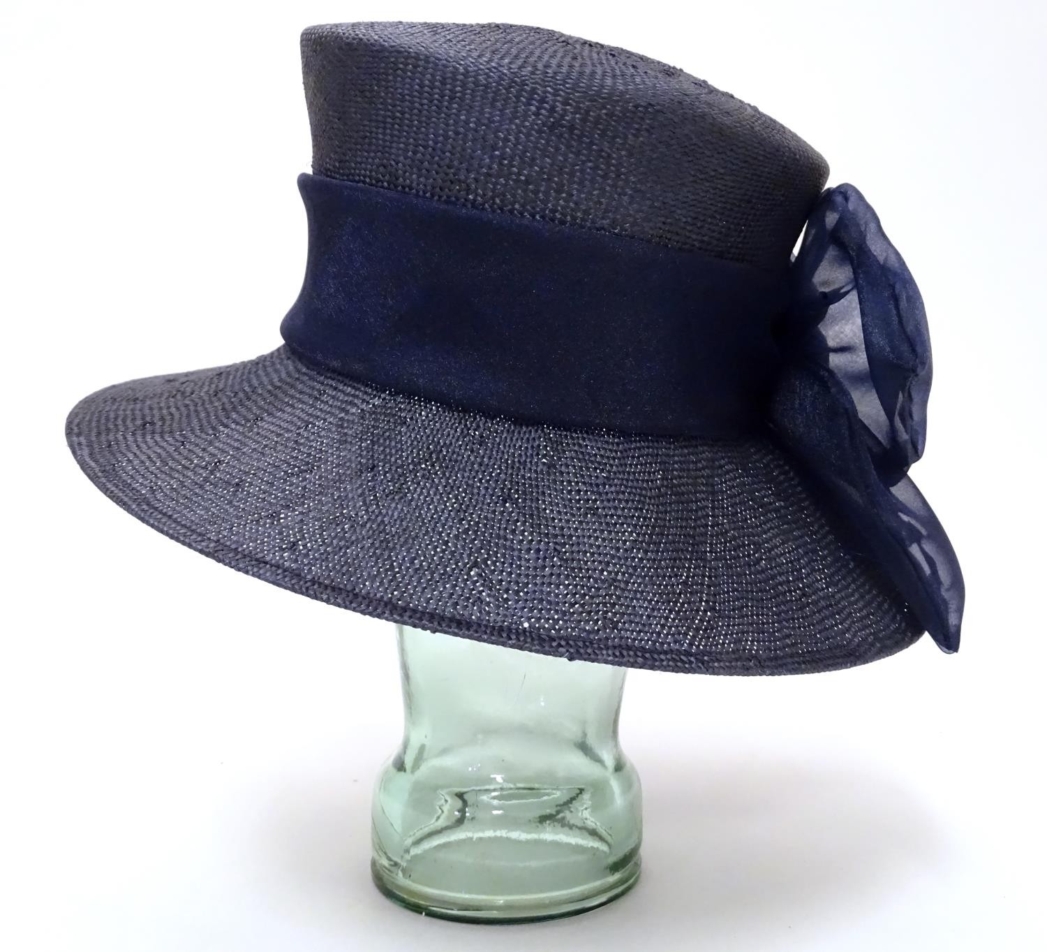 Vintage fashion and clothing: A ladies navy hat Please Note - we do not make reference to the - Image 5 of 7