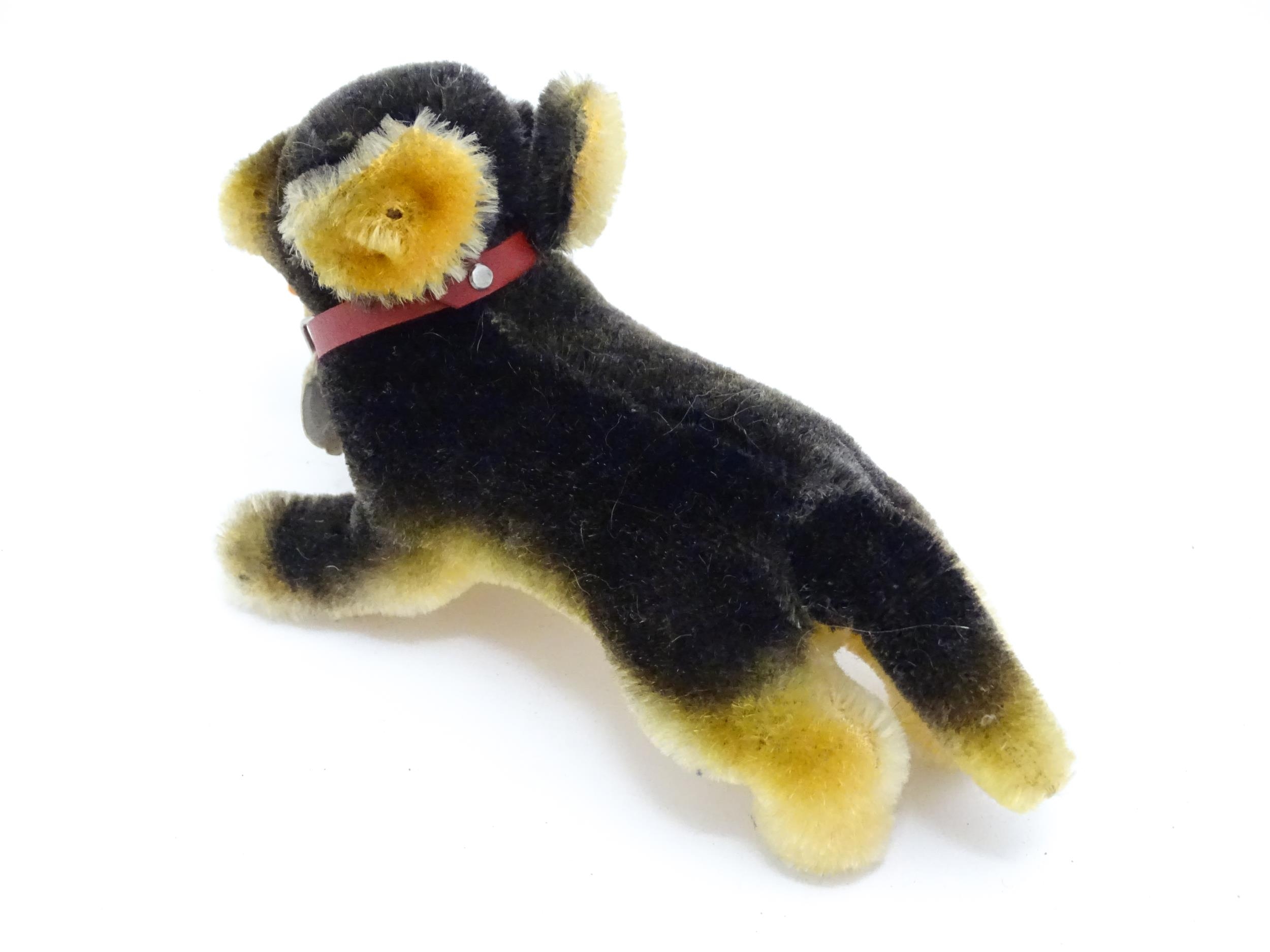 Toy: A 20thC Steiff mohair soft toy modelled as a Dachshund dog - Lumpi, with stitched nose, felt - Bild 8 aus 12