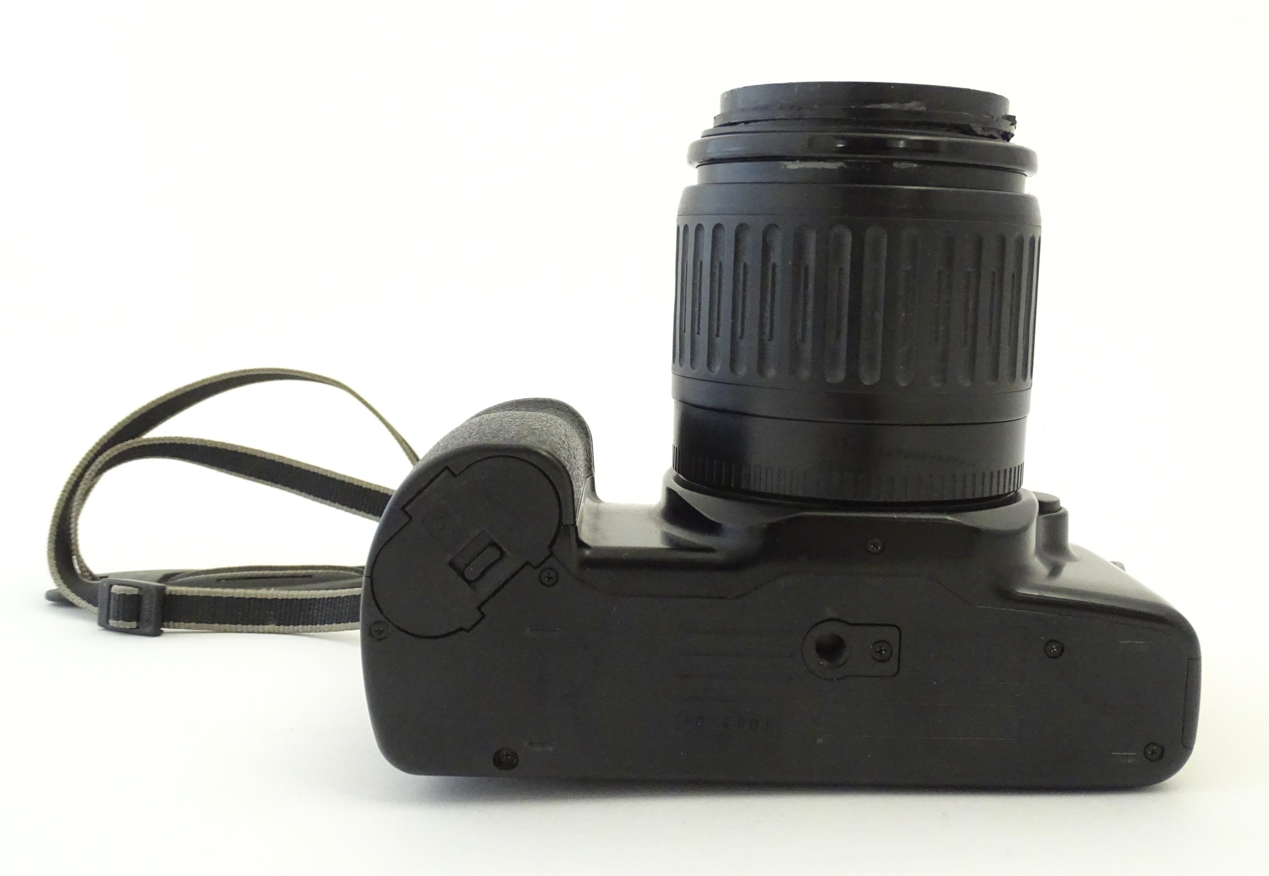 A Canon EOS 1000 camera with a 35-80mm f/4-5.6 lens. Please Note - we do not make reference to the - Bild 6 aus 9