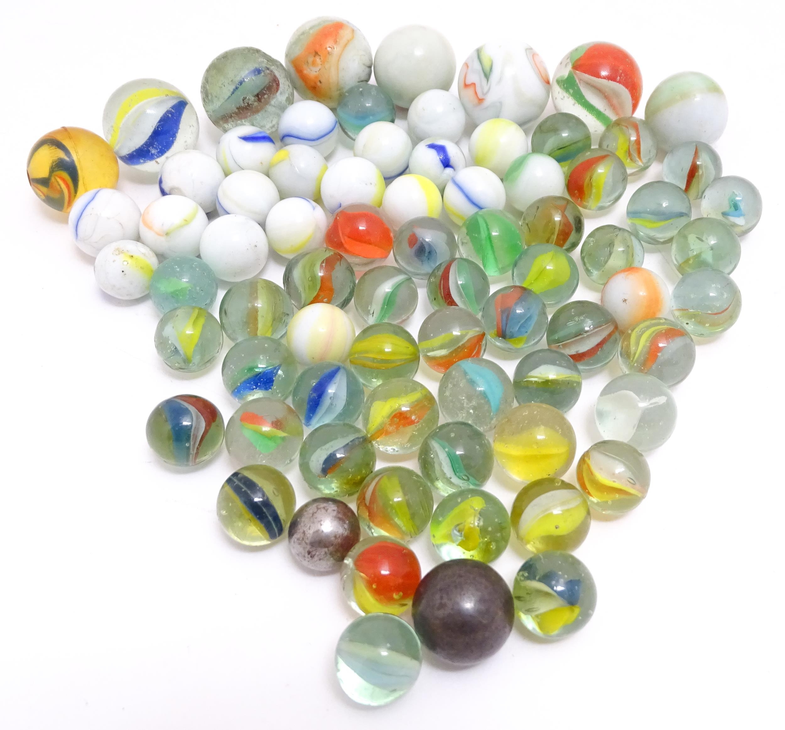 A quantity of assorted glass marbles, many with colours twists. Largest approx. 1" diameter (Approx. - Bild 3 aus 7