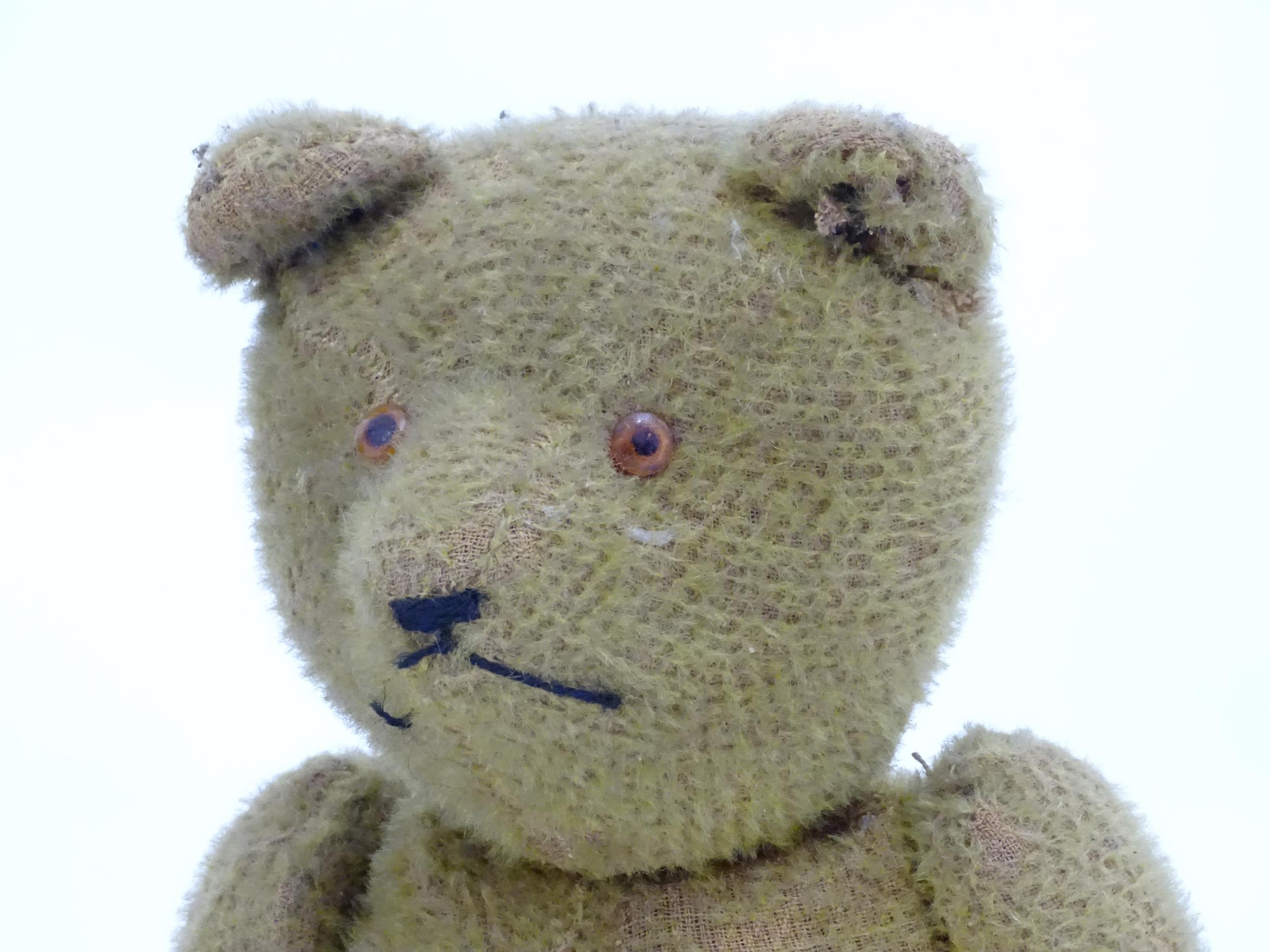 Toys: An early 20thC straw filled teddy bear with glass eyes, stitched nose and mouth and growler - Bild 5 aus 10