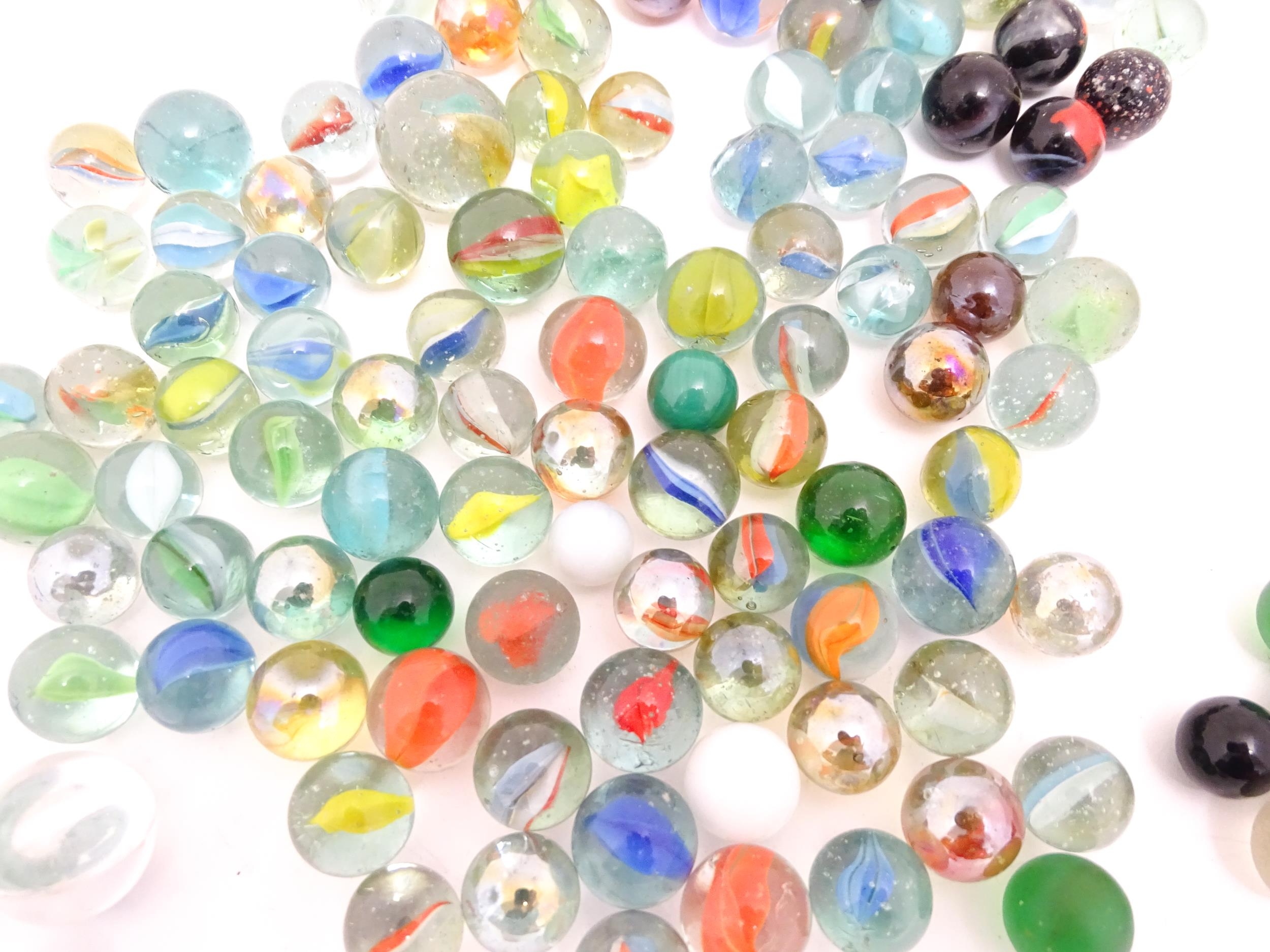 Toys: A quantity of assorted glass marbles, many with colours twists. Largest approx. 1" diameter - Bild 6 aus 8