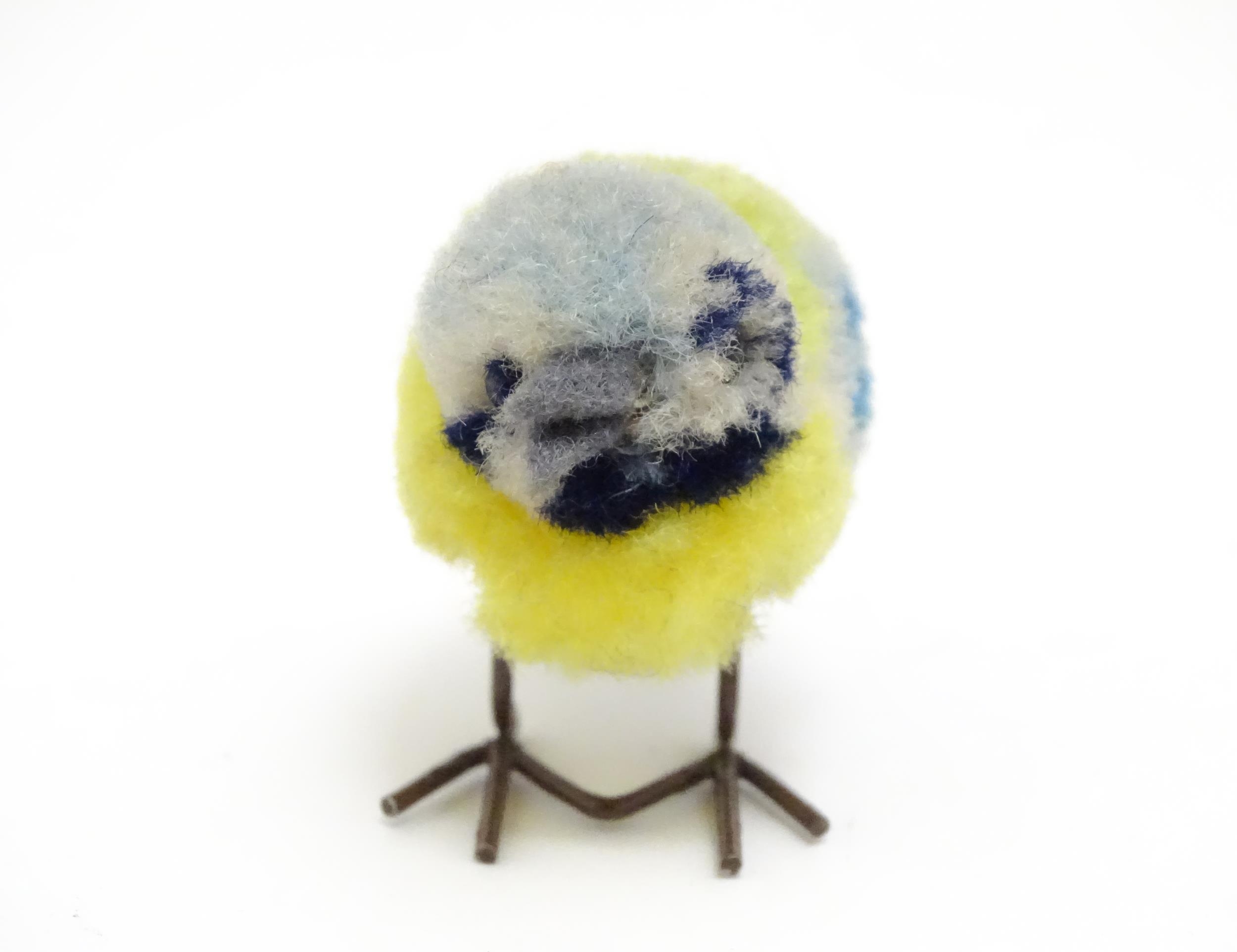 Toy: An early 20thC Steiff woollen model of a miniature blue tit bird, with felt tail and beak and - Bild 3 aus 5