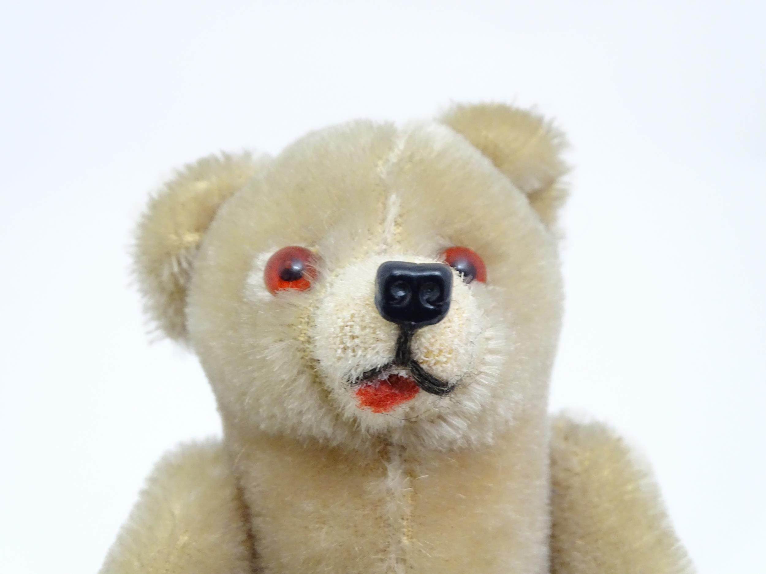 Toy: A small 20thC plush teddy bear with stitched mouth, fabric tongue, pad paws and articulated - Bild 4 aus 6