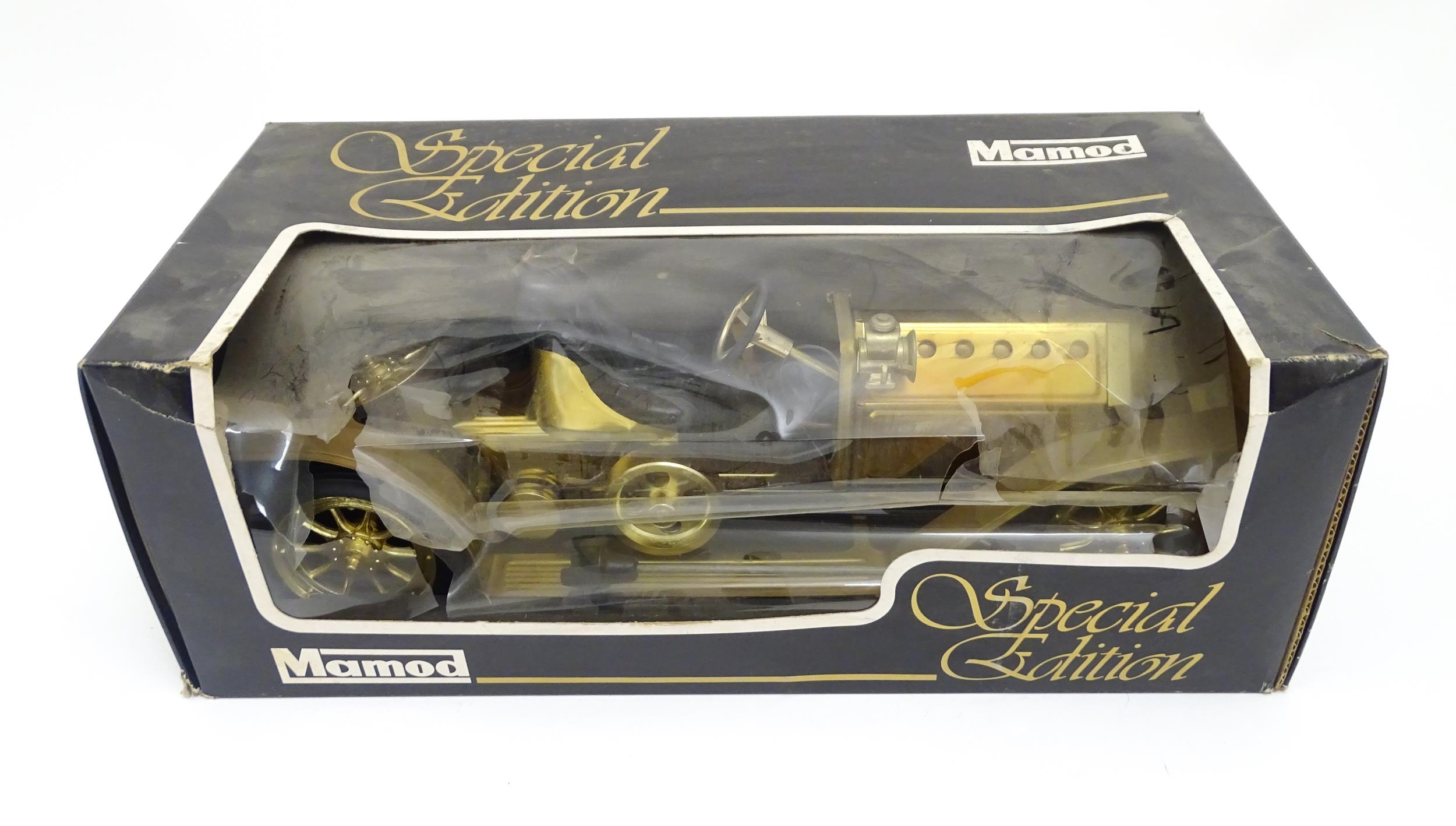 Toys: A Mamod Special Edition SA1B Steam Roadster, boxed. Approx. 6 x 16 1/2" x 8" Please Note - - Bild 2 aus 8