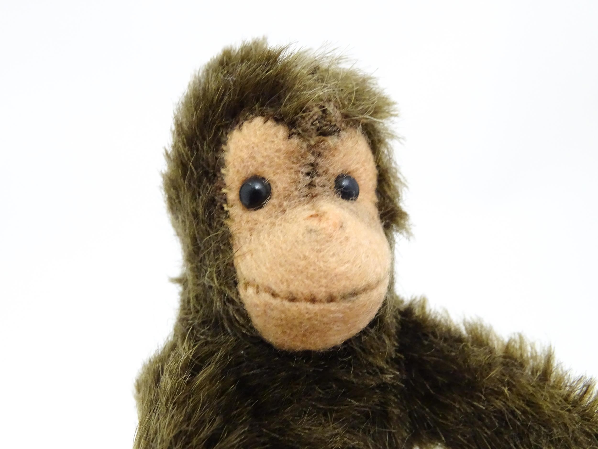 Toy: A small 20thC Steiff mohair soft toy modelled as a monkey / chimpanzee, with felt face, ears - Bild 4 aus 9